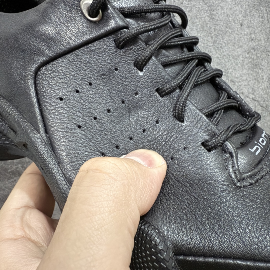 图片[5]-【渠道版】Ecco爱步健步系列牛皮透气低帮休闲运动鞋 15周年限定 纯黑色 渠道正单 非市场流通版本 配件齐全同步官方 配置全部拉满 独立私模开发 非市场通用大底 可对比细节字体 卡色多次校对无任何色差 头层纳帕软皮 裁片冲孔清洁度高 版型非常正 后跟 鞋头 鞋口 鞋舌整体弧度都基本与原版没差距 定制刺绣鞋带 手提袋 配件盒 官方一致 充正无压力 官方大2k+ 这里帮您省钱 尺码：39-45-选品中心