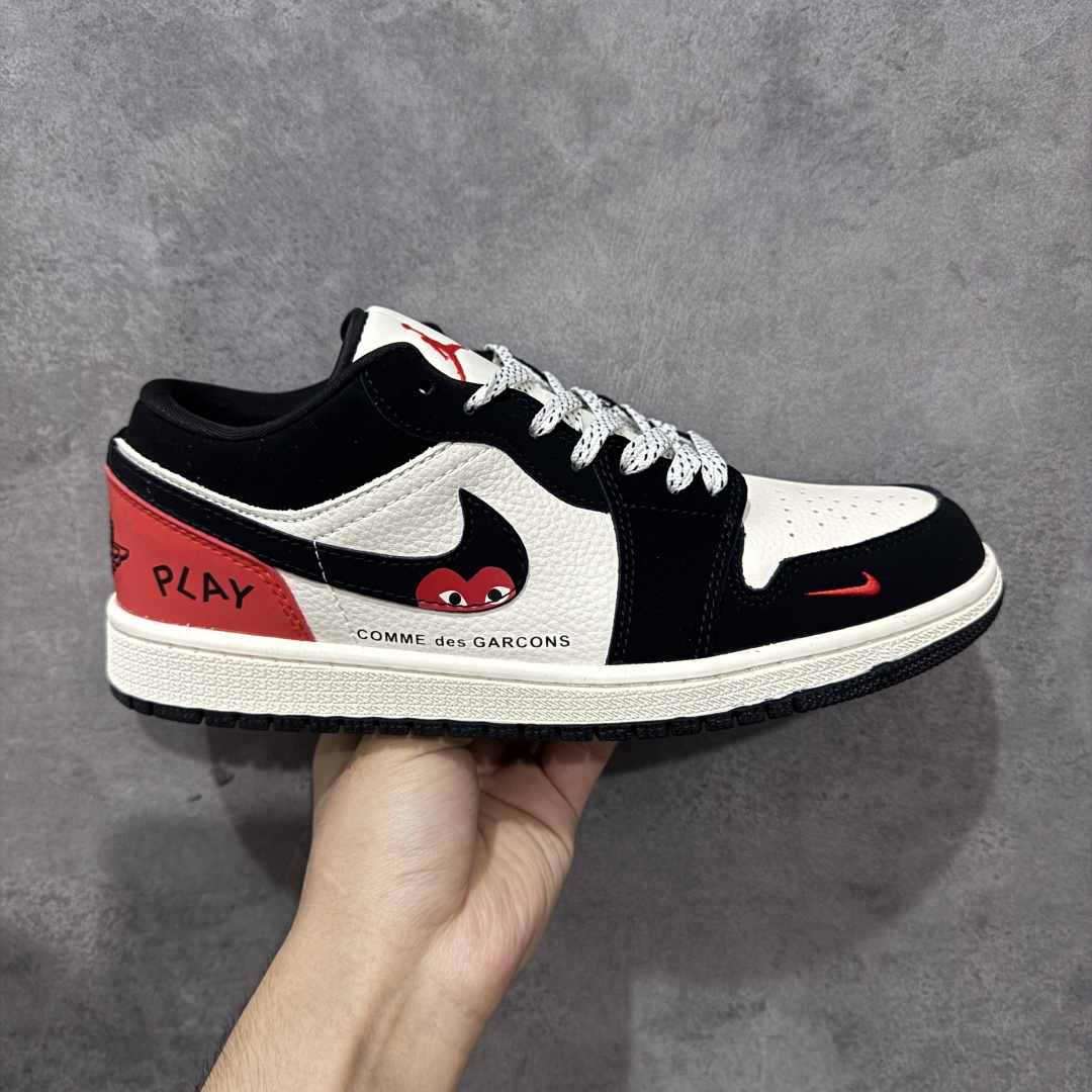 【定制版】CDG Play x Air Jordan 1 Low 川久保玲 x AJ1 低帮 联名黑白红 AJ1 乔丹1代 aj1 乔1 低邦 黑白红 乔丹篮球鞋系列 鞋身整体以米白色皮革打造搭配黑色框架覆盖层,使鞋款十分百搭,鞋身两侧Swoosh Logo采用黑色点缀,后跟红色底色上Wings Logo辅以黑色呈现,鞋舌是网眼布材料,增强了透气性,鞋头侧身处迷你Swoosh Logo采用红色刺绣点缀,鞋舌上Jumpman Logo辅以红色妆点,后跟侧方印有Play字样,彰显联名身份;最后以米白色中底搭配黑色橡胶外底完善整体设计收尾。 货号:LJ8888-005 尺码:36 36.5 37.5 38 38.5 39 40 40.5 41 42 42.5 43 44 44.5 45 编码:HXSB330340-选品中心