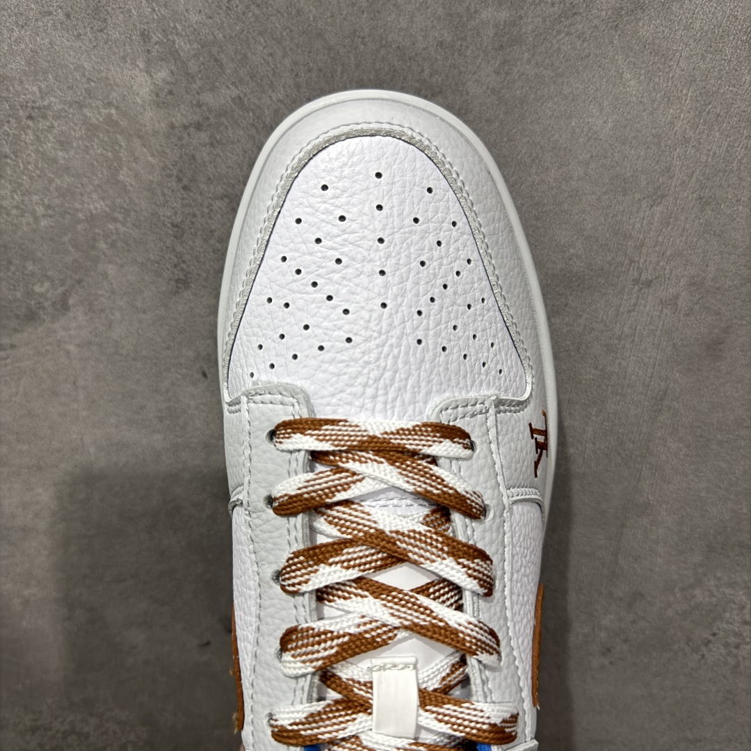 图片[5]-【定制版】Nike SB Dunk Low LV联名 白灰棕蓝 周年高端定制 低帮休闲板鞋  #定制鞋盒 大厂纯原品质出货 超高清洁度 皮料切割干净无任何毛边 细节完美 货号：SC0601-474  尺码：36 36.5 37.5 38 38.5 39 40 40.5 41 42 42.5 43 44 44.5 45-选品中心