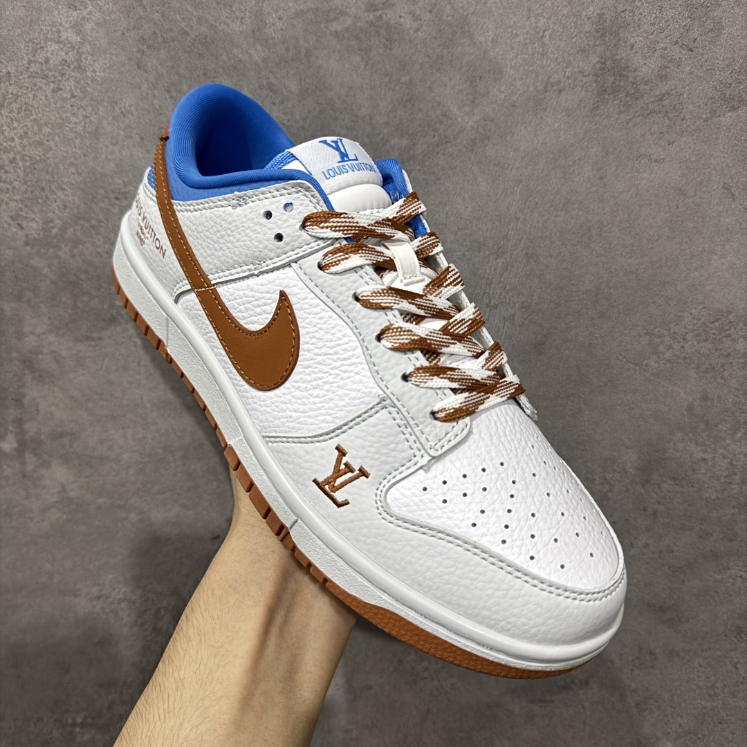 图片[3]-【定制版】Nike SB Dunk Low LV联名 白灰棕蓝 周年高端定制 低帮休闲板鞋  #定制鞋盒 大厂纯原品质出货 超高清洁度 皮料切割干净无任何毛边 细节完美 货号：SC0601-474  尺码：36 36.5 37.5 38 38.5 39 40 40.5 41 42 42.5 43 44 44.5 45-选品中心