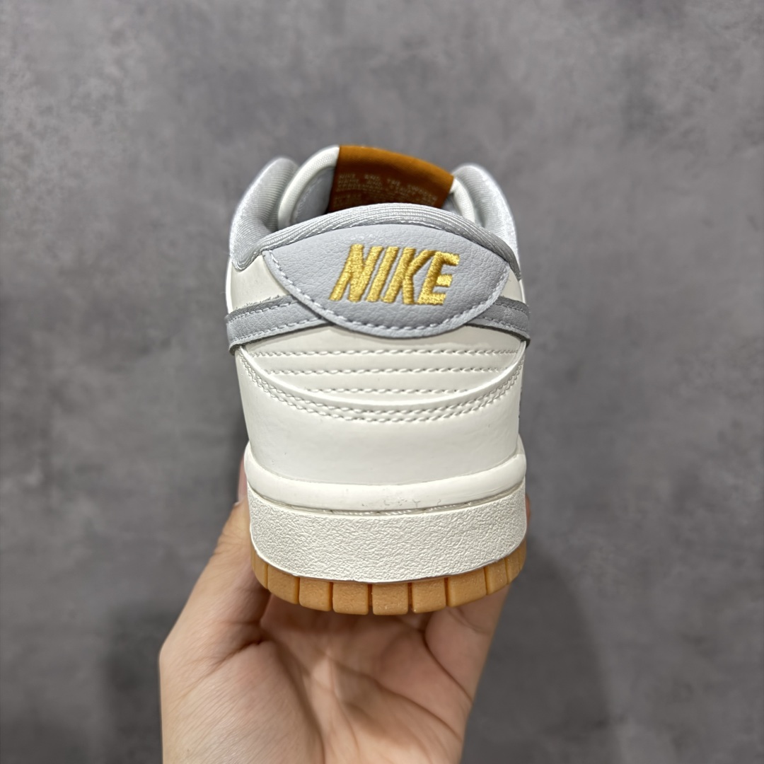 图片[4]-【定制版】Success x Nike Dunk SB Low Succ x 耐克 SB 低帮 联名米灰黄 鞋身整体以灰色皮革打造，搭配米白色框架覆盖层，使鞋款十分百搭，鞋舌绣标上以Swoosh Logo呈现，鞋身两侧Swoosh Logo采用灰色点缀，后跟装饰片使用灰色制作，鞋舌是网眼布材料，增强了透气性，鞋头处迷你Swoosh Logo黄色呈现，后跟印有Success字样，彰显联名身份；最后以米白色中底搭配黄色橡胶外底完善整体设计收尾。 货号：LW1818-122 尺码：36 36.5 37.5 38 38.5 39 40 40.5 41 42 42.5 43 44 44.5 45 编码：HXSB330340-选品中心