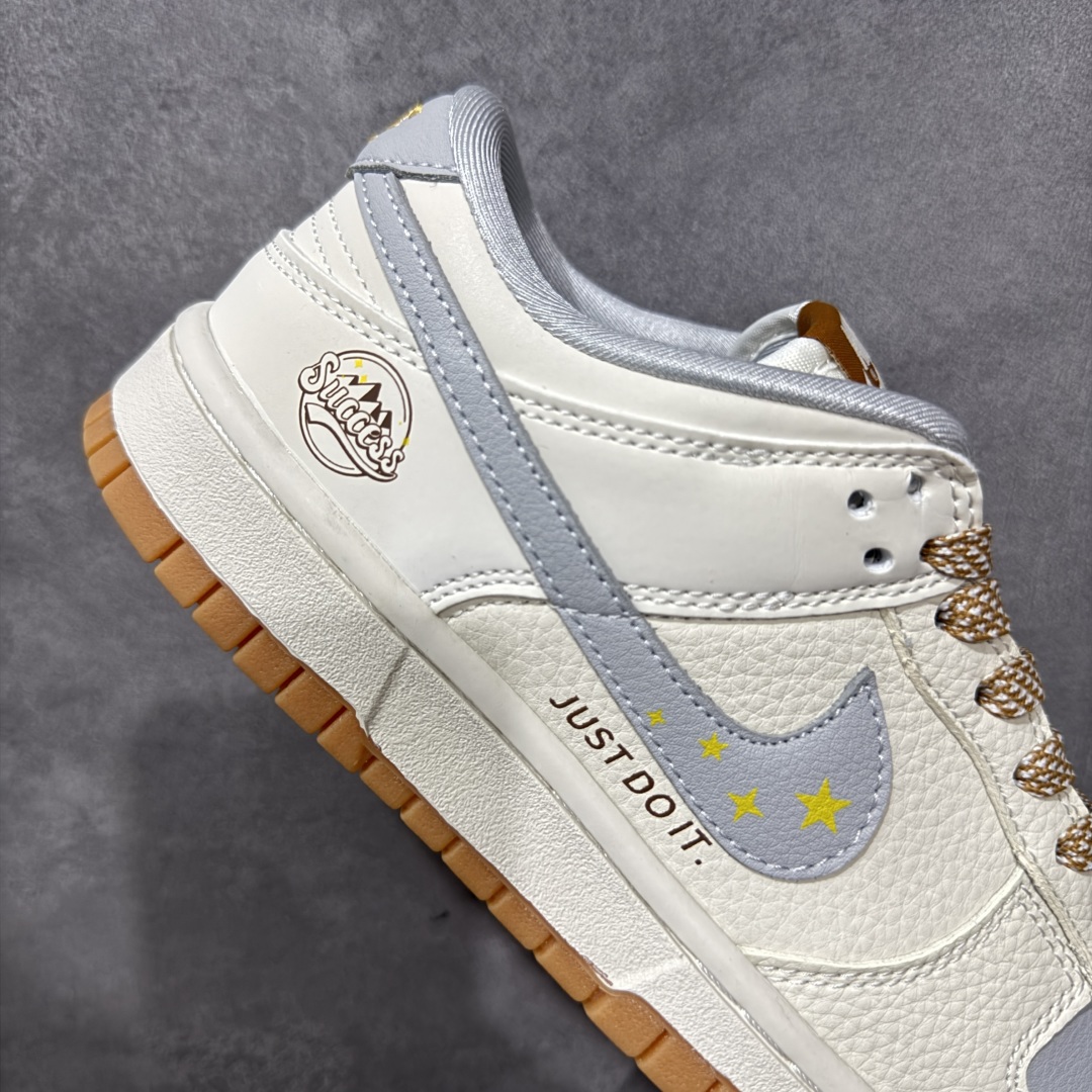 图片[7]-【定制版】Success x Nike Dunk SB Low Succ x 耐克 SB 低帮 联名米灰黄 鞋身整体以灰色皮革打造，搭配米白色框架覆盖层，使鞋款十分百搭，鞋舌绣标上以Swoosh Logo呈现，鞋身两侧Swoosh Logo采用灰色点缀，后跟装饰片使用灰色制作，鞋舌是网眼布材料，增强了透气性，鞋头处迷你Swoosh Logo黄色呈现，后跟印有Success字样，彰显联名身份；最后以米白色中底搭配黄色橡胶外底完善整体设计收尾。 货号：LW1818-122 尺码：36 36.5 37.5 38 38.5 39 40 40.5 41 42 42.5 43 44 44.5 45 编码：HXSB330340-选品中心