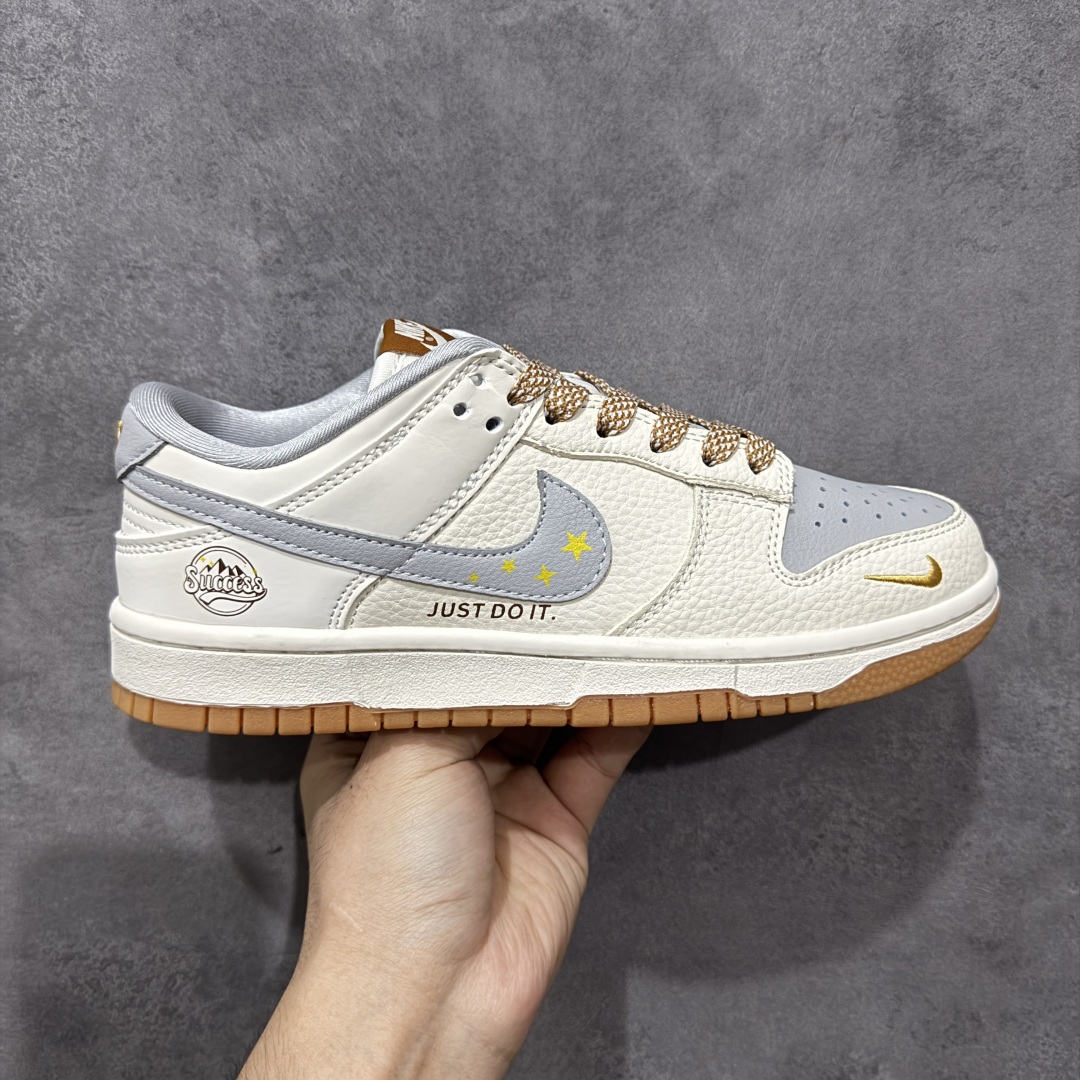 【定制版】Success x Nike Dunk SB Low Succ x 耐克 SB 低帮 联名米灰黄 鞋身整体以灰色皮革打造,搭配米白色框架覆盖层,使鞋款十分百搭,鞋舌绣标上以Swoosh Logo呈现,鞋身两侧Swoosh Logo采用灰色点缀,后跟装饰片使用灰色制作,鞋舌是网眼布材料,增强了透气性,鞋头处迷你Swoosh Logo黄色呈现,后跟印有Success字样,彰显联名身份;最后以米白色中底搭配黄色橡胶外底完善整体设计收尾。 货号:LW1818-122 尺码:36 36.5 37.5 38 38.5 39 40 40.5 41 42 42.5 43 44 44.5 45 编码:HXSB330340-选品中心