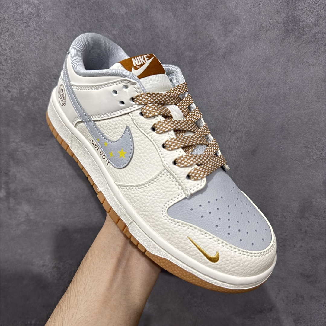 图片[3]-【定制版】Success x Nike Dunk SB Low Succ x 耐克 SB 低帮 联名米灰黄 鞋身整体以灰色皮革打造，搭配米白色框架覆盖层，使鞋款十分百搭，鞋舌绣标上以Swoosh Logo呈现，鞋身两侧Swoosh Logo采用灰色点缀，后跟装饰片使用灰色制作，鞋舌是网眼布材料，增强了透气性，鞋头处迷你Swoosh Logo黄色呈现，后跟印有Success字样，彰显联名身份；最后以米白色中底搭配黄色橡胶外底完善整体设计收尾。 货号：LW1818-122 尺码：36 36.5 37.5 38 38.5 39 40 40.5 41 42 42.5 43 44 44.5 45 编码：HXSB330340-选品中心