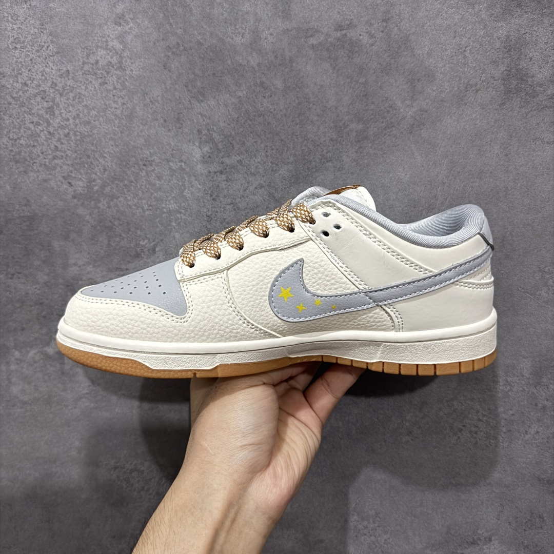 图片[2]-【定制版】Success x Nike Dunk SB Low Succ x 耐克 SB 低帮 联名米灰黄 鞋身整体以灰色皮革打造，搭配米白色框架覆盖层，使鞋款十分百搭，鞋舌绣标上以Swoosh Logo呈现，鞋身两侧Swoosh Logo采用灰色点缀，后跟装饰片使用灰色制作，鞋舌是网眼布材料，增强了透气性，鞋头处迷你Swoosh Logo黄色呈现，后跟印有Success字样，彰显联名身份；最后以米白色中底搭配黄色橡胶外底完善整体设计收尾。 货号：LW1818-122 尺码：36 36.5 37.5 38 38.5 39 40 40.5 41 42 42.5 43 44 44.5 45 编码：HXSB330340-选品中心