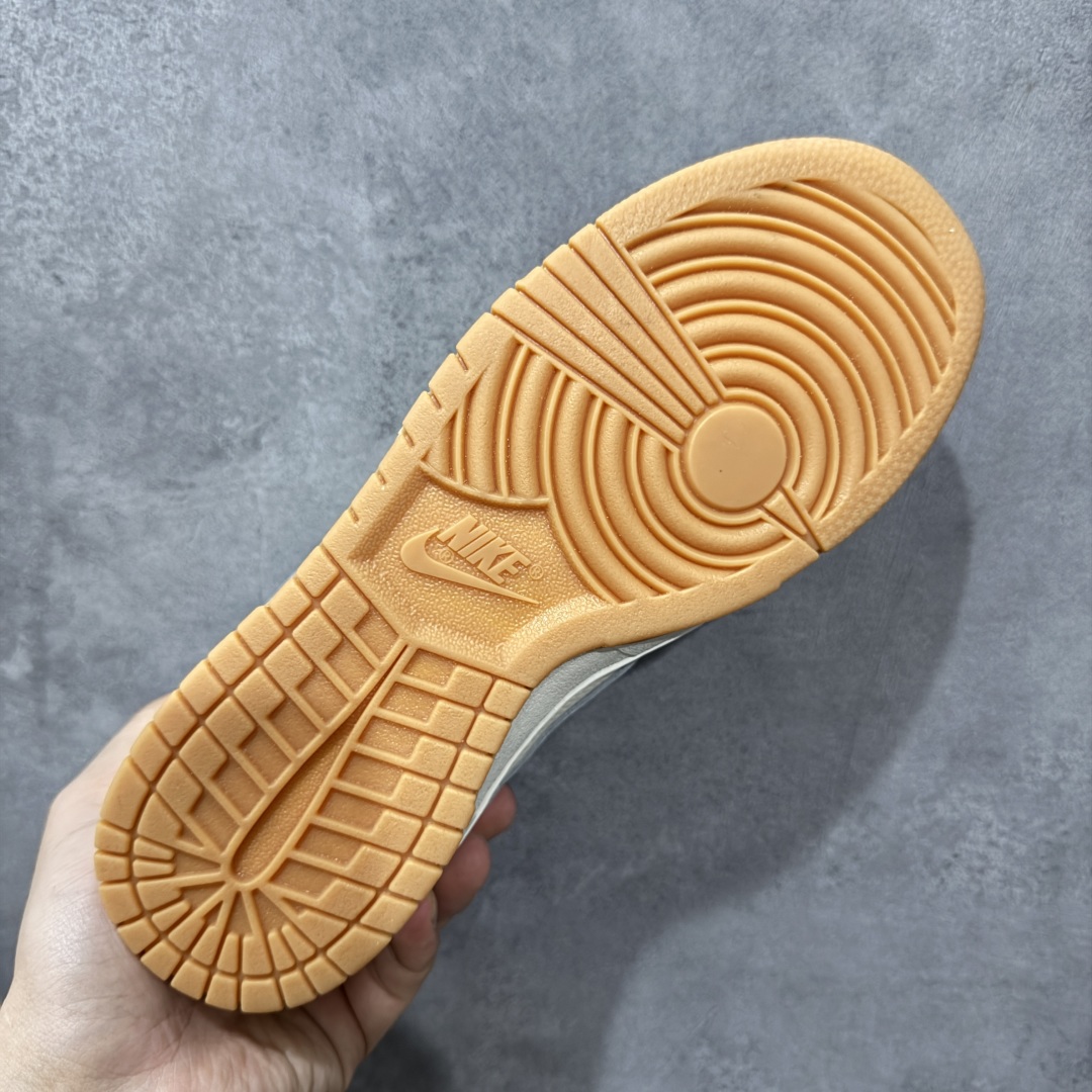 图片[9]-【定制版】Success x Nike Dunk SB Low Succ x 耐克 SB 低帮 联名米灰黄 鞋身整体以灰色皮革打造，搭配米白色框架覆盖层，使鞋款十分百搭，鞋舌绣标上以Swoosh Logo呈现，鞋身两侧Swoosh Logo采用灰色点缀，后跟装饰片使用灰色制作，鞋舌是网眼布材料，增强了透气性，鞋头处迷你Swoosh Logo黄色呈现，后跟印有Success字样，彰显联名身份；最后以米白色中底搭配黄色橡胶外底完善整体设计收尾。 货号：LW1818-122 尺码：36 36.5 37.5 38 38.5 39 40 40.5 41 42 42.5 43 44 44.5 45 编码：HXSB330340-选品中心