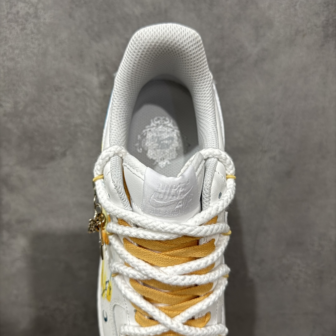 图片[8]-【定制版】Nike Air Force 1\’07 Low \”Leo\” 手绘涂鸦十二星座系列 狮子座 空军一号低帮休闲板鞋  #以狮子座为灵感核心。鞋身通过创意手绘，以牛皮革为载体，手绘涂鸦尽显个性，将狮子座元素巧妙融入，黄蓝等色彩交织如星芒闪耀。它不仅延续了 Air Force 1 舒适百搭的特质，更借由星座创意，为休闲穿搭注入独特的“狮子座”能量，成为彰显自我、兼具潮流与个性的吸睛单品 货号：星座723-822  尺码：36 36.5 37.5 38 38.5 39 40 40.5 41 42 42.5 43 44 44.5 45 编码：HXSA310320-选品中心