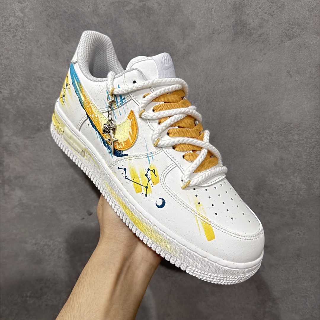 图片[3]-【定制版】Nike Air Force 1\’07 Low \”Leo\” 手绘涂鸦十二星座系列 狮子座 空军一号低帮休闲板鞋  #以狮子座为灵感核心。鞋身通过创意手绘，以牛皮革为载体，手绘涂鸦尽显个性，将狮子座元素巧妙融入，黄蓝等色彩交织如星芒闪耀。它不仅延续了 Air Force 1 舒适百搭的特质，更借由星座创意，为休闲穿搭注入独特的“狮子座”能量，成为彰显自我、兼具潮流与个性的吸睛单品 货号：星座723-822  尺码：36 36.5 37.5 38 38.5 39 40 40.5 41 42 42.5 43 44 44.5 45 编码：HXSA310320-选品中心