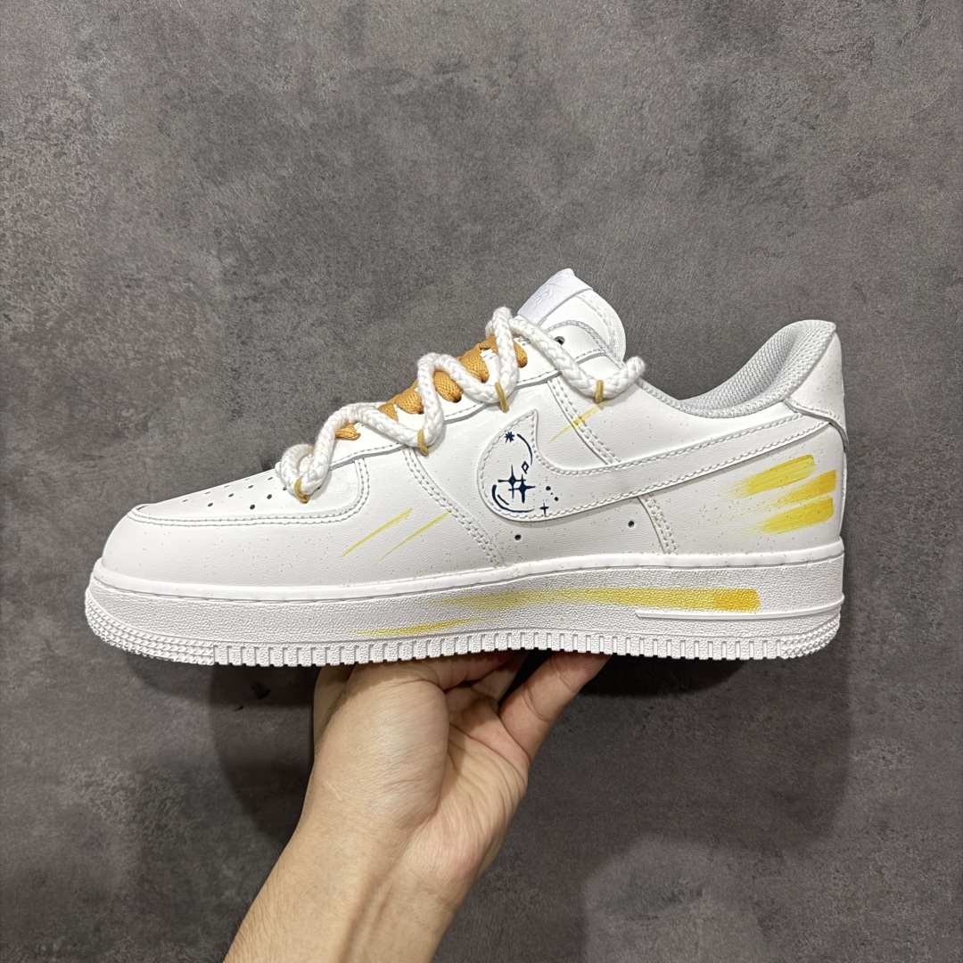 图片[2]-【定制版】Nike Air Force 1\’07 Low \”Leo\” 手绘涂鸦十二星座系列 狮子座 空军一号低帮休闲板鞋  #以狮子座为灵感核心。鞋身通过创意手绘，以牛皮革为载体，手绘涂鸦尽显个性，将狮子座元素巧妙融入，黄蓝等色彩交织如星芒闪耀。它不仅延续了 Air Force 1 舒适百搭的特质，更借由星座创意，为休闲穿搭注入独特的“狮子座”能量，成为彰显自我、兼具潮流与个性的吸睛单品 货号：星座723-822  尺码：36 36.5 37.5 38 38.5 39 40 40.5 41 42 42.5 43 44 44.5 45 编码：HXSA310320-选品中心