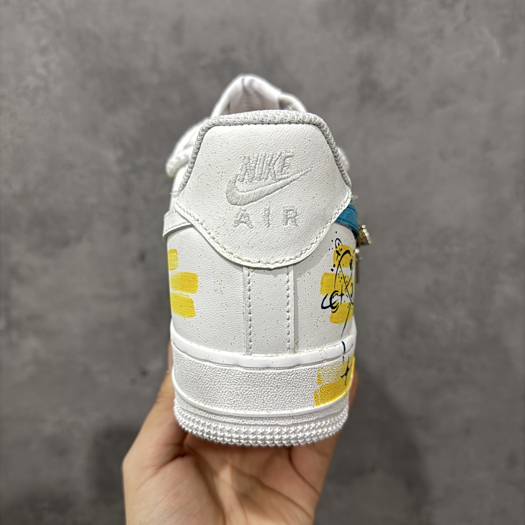 图片[4]-【定制版】Nike Air Force 1\’07 Low \”Leo\” 手绘涂鸦十二星座系列 狮子座 空军一号低帮休闲板鞋  #以狮子座为灵感核心。鞋身通过创意手绘，以牛皮革为载体，手绘涂鸦尽显个性，将狮子座元素巧妙融入，黄蓝等色彩交织如星芒闪耀。它不仅延续了 Air Force 1 舒适百搭的特质，更借由星座创意，为休闲穿搭注入独特的“狮子座”能量，成为彰显自我、兼具潮流与个性的吸睛单品 货号：星座723-822  尺码：36 36.5 37.5 38 38.5 39 40 40.5 41 42 42.5 43 44 44.5 45 编码：HXSA310320-选品中心
