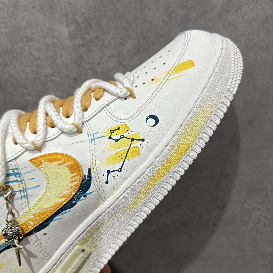 图片[6]-【定制版】Nike Air Force 1\’07 Low \”Leo\” 手绘涂鸦十二星座系列 狮子座 空军一号低帮休闲板鞋  #以狮子座为灵感核心。鞋身通过创意手绘，以牛皮革为载体，手绘涂鸦尽显个性，将狮子座元素巧妙融入，黄蓝等色彩交织如星芒闪耀。它不仅延续了 Air Force 1 舒适百搭的特质，更借由星座创意，为休闲穿搭注入独特的“狮子座”能量，成为彰显自我、兼具潮流与个性的吸睛单品 货号：星座723-822  尺码：36 36.5 37.5 38 38.5 39 40 40.5 41 42 42.5 43 44 44.5 45 编码：HXSA310320-选品中心