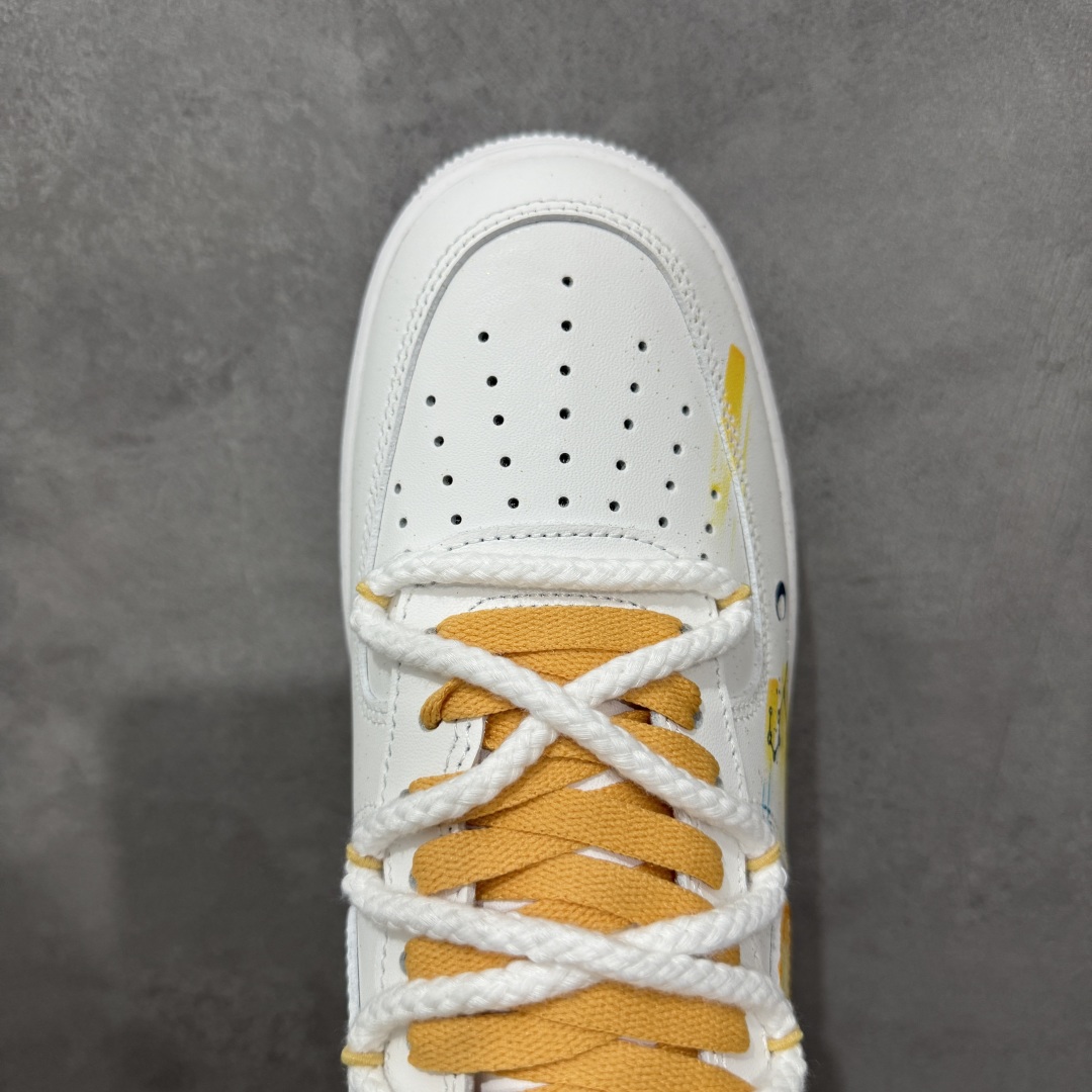 图片[5]-【定制版】Nike Air Force 1\’07 Low \”Leo\” 手绘涂鸦十二星座系列 狮子座 空军一号低帮休闲板鞋  #以狮子座为灵感核心。鞋身通过创意手绘，以牛皮革为载体，手绘涂鸦尽显个性，将狮子座元素巧妙融入，黄蓝等色彩交织如星芒闪耀。它不仅延续了 Air Force 1 舒适百搭的特质，更借由星座创意，为休闲穿搭注入独特的“狮子座”能量，成为彰显自我、兼具潮流与个性的吸睛单品 货号：星座723-822  尺码：36 36.5 37.5 38 38.5 39 40 40.5 41 42 42.5 43 44 44.5 45 编码：HXSA310320-选品中心