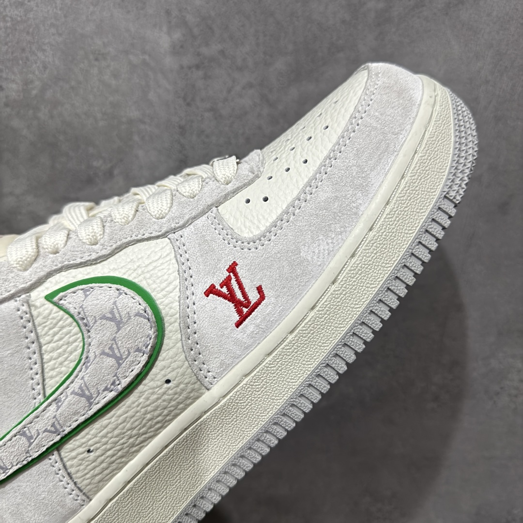 图片[6]-【定制版】Louis Vuitton x Nike Air Force 1 Low 路易威登LV x 耐克 空军一号 低帮 灰绿红 鞋身整体采用米白色打造搭配灰色麂皮框架覆盖层，设计独特且充满时尚感；鞋身两侧Swoosh Logo采用灰色麂皮点缀并以绿色进行描边，后跟装饰片使用灰色制作，鞋舌标签上以LV字样呈现，后跟Nike Swoosh Logo及Air辅以绿色妆点，鞋头处LV字样红色呈现，后跟印有Louis Vuitton字样，彰显联名身份；最后以米白色中底搭配灰色橡胶外底完善整体设计收尾。 货号：YF9511-802 尺码：36-45带半码 编码：HXSB310320-选品中心
