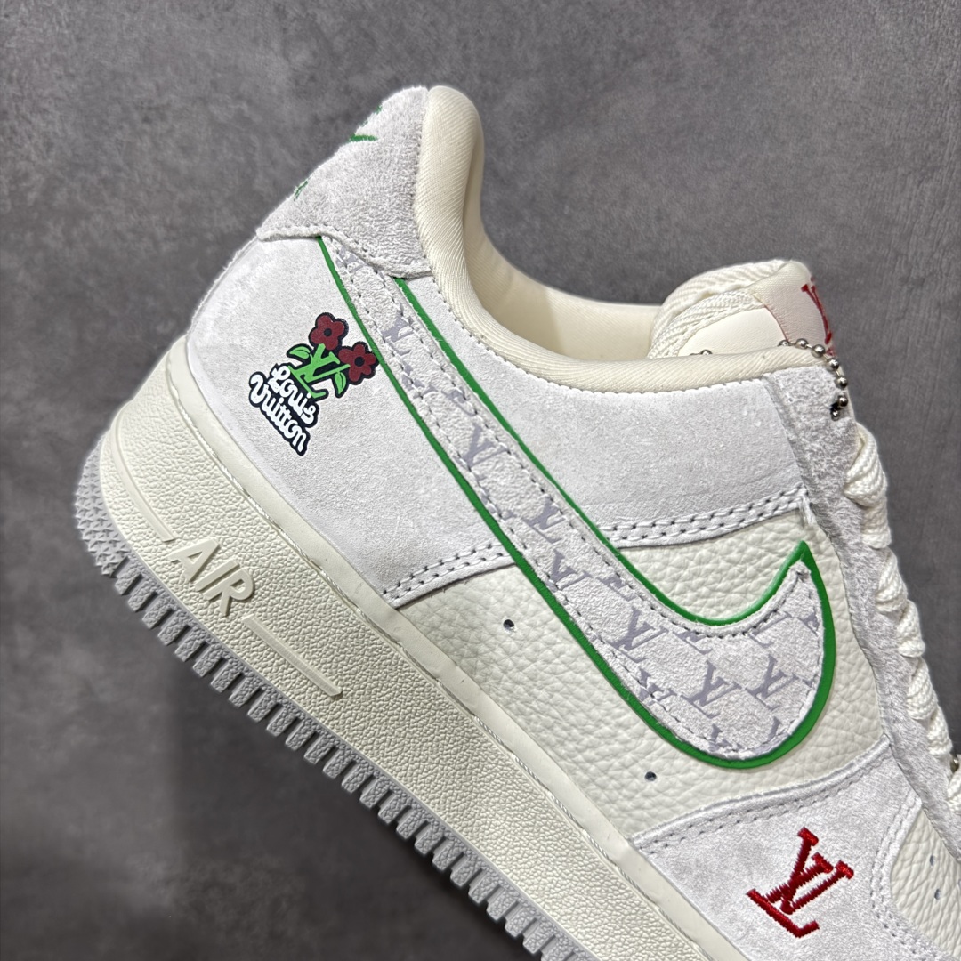 图片[7]-【定制版】Louis Vuitton x Nike Air Force 1 Low 路易威登LV x 耐克 空军一号 低帮 灰绿红 鞋身整体采用米白色打造搭配灰色麂皮框架覆盖层，设计独特且充满时尚感；鞋身两侧Swoosh Logo采用灰色麂皮点缀并以绿色进行描边，后跟装饰片使用灰色制作，鞋舌标签上以LV字样呈现，后跟Nike Swoosh Logo及Air辅以绿色妆点，鞋头处LV字样红色呈现，后跟印有Louis Vuitton字样，彰显联名身份；最后以米白色中底搭配灰色橡胶外底完善整体设计收尾。 货号：YF9511-802 尺码：36-45带半码 编码：HXSB310320-选品中心