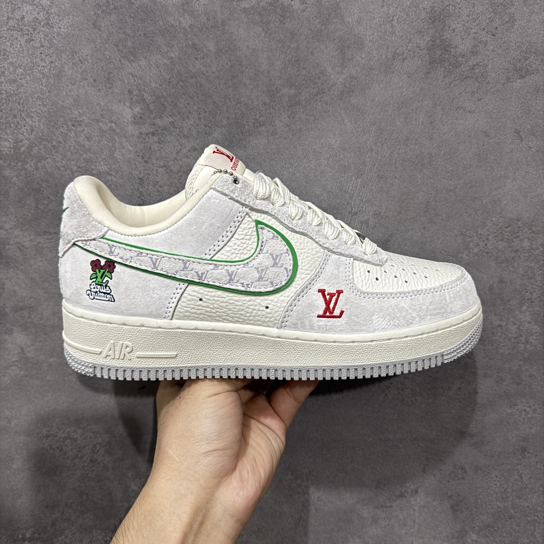 【定制版】Louis Vuitton x Nike Air Force 1 Low 路易威登LV x 耐克 空军一号 低帮 灰绿红 鞋身整体采用米白色打造搭配灰色麂皮框架覆盖层,设计独特且充满时尚感;鞋身两侧Swoosh Logo采用灰色麂皮点缀并以绿色进行描边,后跟装饰片使用灰色制作,鞋舌标签上以LV字样呈现,后跟Nike Swoosh Logo及Air辅以绿色妆点,鞋头处LV字样红色呈现,后跟印有Louis Vuitton字样,彰显联名身份;最后以米白色中底搭配灰色橡胶外底完善整体设计收尾。 货号:YF9511-802 尺码:36-45带半码 编码:HXSB310320-选品中心