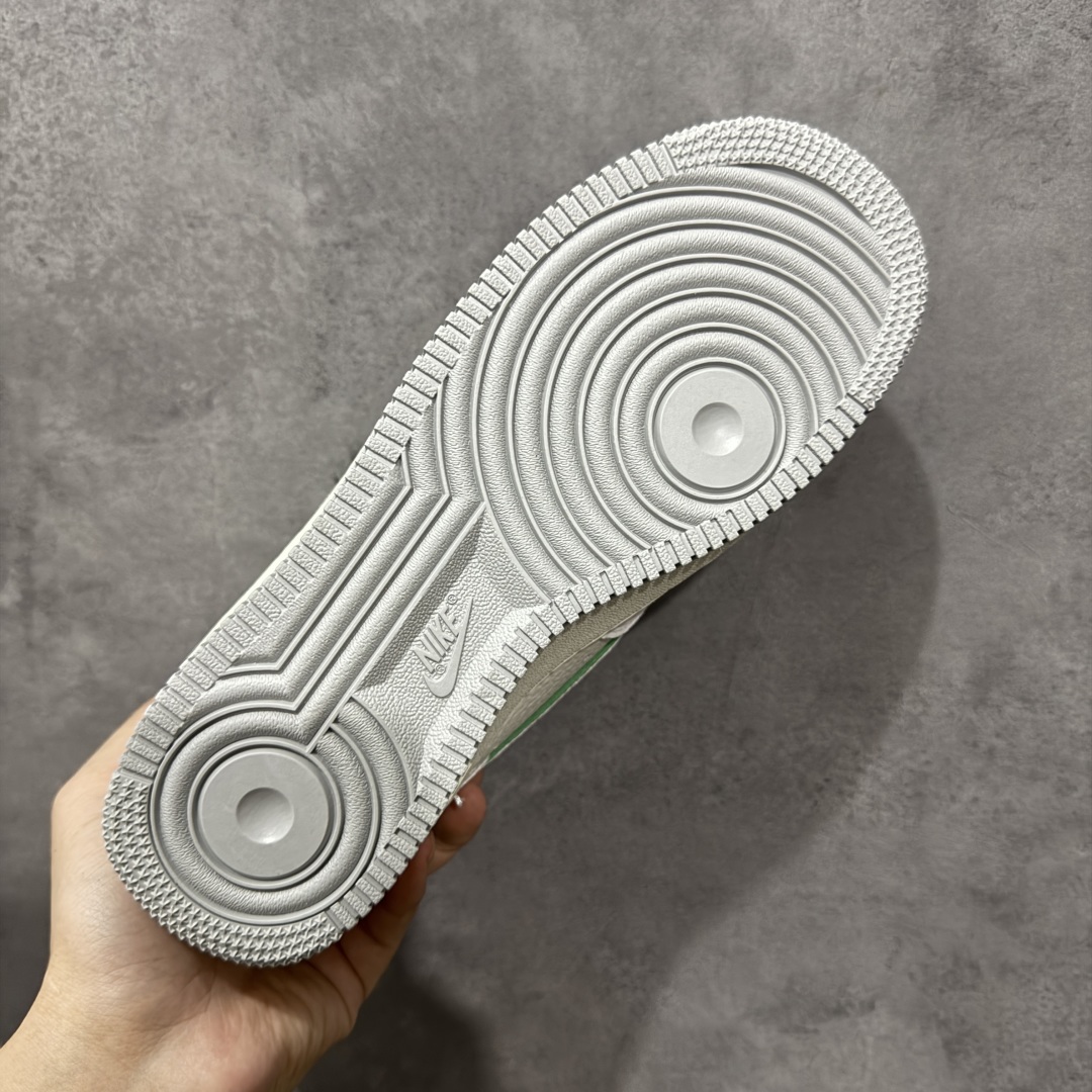 图片[9]-【定制版】Louis Vuitton x Nike Air Force 1 Low 路易威登LV x 耐克 空军一号 低帮 灰绿红 鞋身整体采用米白色打造搭配灰色麂皮框架覆盖层，设计独特且充满时尚感；鞋身两侧Swoosh Logo采用灰色麂皮点缀并以绿色进行描边，后跟装饰片使用灰色制作，鞋舌标签上以LV字样呈现，后跟Nike Swoosh Logo及Air辅以绿色妆点，鞋头处LV字样红色呈现，后跟印有Louis Vuitton字样，彰显联名身份；最后以米白色中底搭配灰色橡胶外底完善整体设计收尾。 货号：YF9511-802 尺码：36-45带半码 编码：HXSB310320-选品中心