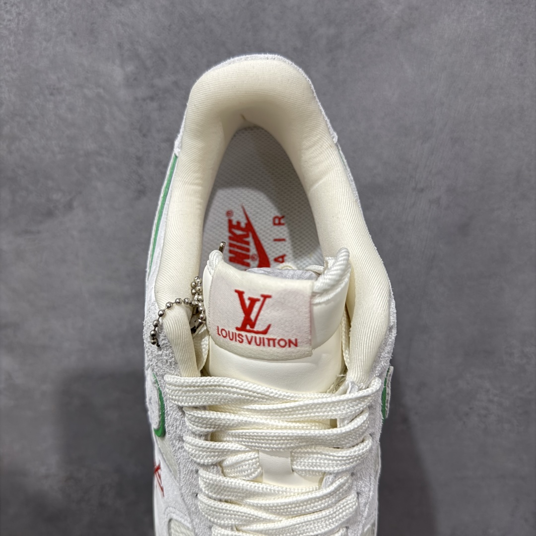 图片[8]-【定制版】Louis Vuitton x Nike Air Force 1 Low 路易威登LV x 耐克 空军一号 低帮 灰绿红 鞋身整体采用米白色打造搭配灰色麂皮框架覆盖层，设计独特且充满时尚感；鞋身两侧Swoosh Logo采用灰色麂皮点缀并以绿色进行描边，后跟装饰片使用灰色制作，鞋舌标签上以LV字样呈现，后跟Nike Swoosh Logo及Air辅以绿色妆点，鞋头处LV字样红色呈现，后跟印有Louis Vuitton字样，彰显联名身份；最后以米白色中底搭配灰色橡胶外底完善整体设计收尾。 货号：YF9511-802 尺码：36-45带半码 编码：HXSB310320-选品中心