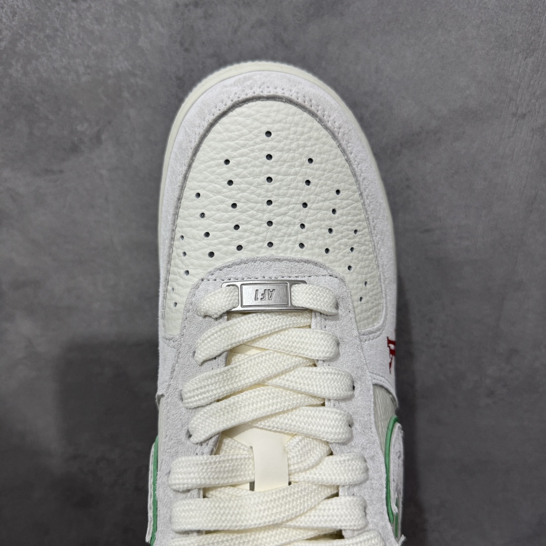 图片[5]-【定制版】Louis Vuitton x Nike Air Force 1 Low 路易威登LV x 耐克 空军一号 低帮 灰绿红 鞋身整体采用米白色打造搭配灰色麂皮框架覆盖层，设计独特且充满时尚感；鞋身两侧Swoosh Logo采用灰色麂皮点缀并以绿色进行描边，后跟装饰片使用灰色制作，鞋舌标签上以LV字样呈现，后跟Nike Swoosh Logo及Air辅以绿色妆点，鞋头处LV字样红色呈现，后跟印有Louis Vuitton字样，彰显联名身份；最后以米白色中底搭配灰色橡胶外底完善整体设计收尾。 货号：YF9511-802 尺码：36-45带半码 编码：HXSB310320-选品中心