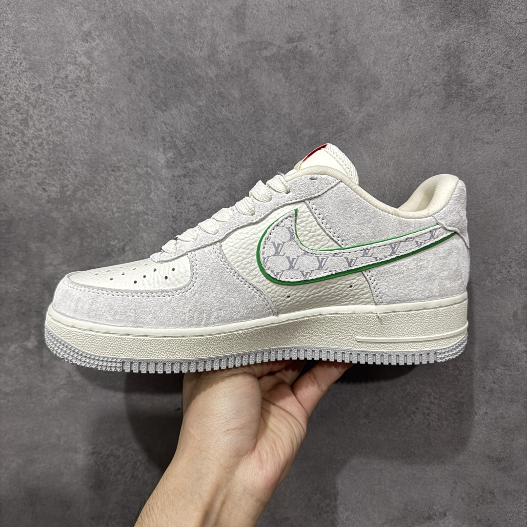 图片[2]-【定制版】Louis Vuitton x Nike Air Force 1 Low 路易威登LV x 耐克 空军一号 低帮 灰绿红 鞋身整体采用米白色打造搭配灰色麂皮框架覆盖层，设计独特且充满时尚感；鞋身两侧Swoosh Logo采用灰色麂皮点缀并以绿色进行描边，后跟装饰片使用灰色制作，鞋舌标签上以LV字样呈现，后跟Nike Swoosh Logo及Air辅以绿色妆点，鞋头处LV字样红色呈现，后跟印有Louis Vuitton字样，彰显联名身份；最后以米白色中底搭配灰色橡胶外底完善整体设计收尾。 货号：YF9511-802 尺码：36-45带半码 编码：HXSB310320-选品中心