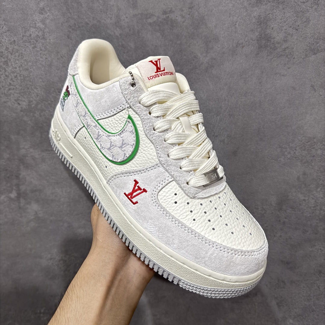 图片[3]-【定制版】Louis Vuitton x Nike Air Force 1 Low 路易威登LV x 耐克 空军一号 低帮 灰绿红 鞋身整体采用米白色打造搭配灰色麂皮框架覆盖层，设计独特且充满时尚感；鞋身两侧Swoosh Logo采用灰色麂皮点缀并以绿色进行描边，后跟装饰片使用灰色制作，鞋舌标签上以LV字样呈现，后跟Nike Swoosh Logo及Air辅以绿色妆点，鞋头处LV字样红色呈现，后跟印有Louis Vuitton字样，彰显联名身份；最后以米白色中底搭配灰色橡胶外底完善整体设计收尾。 货号：YF9511-802 尺码：36-45带半码 编码：HXSB310320-选品中心