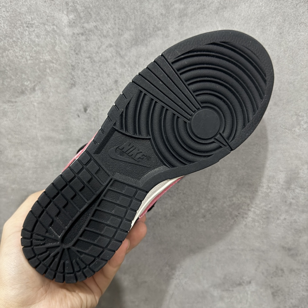 图片[9]-【YC版】Nike Dunk Low 黑莓粉黛 黑粉 当极简黑白遇见悸动粉黛，经典轮廓化身甜酷宣言，一抹温柔粉黛跃上Swoosh，如黑莓丛中绽开的绯色浪漫，甜酷交织，瞬间点亮视觉焦点。侧身「Remake」铭刻叛逆诗意，让经典重生为专属你的风格符号。从晨间咖啡馆到霓虹夜街头，以脚步书写浪漫叙事，穿搭自显高级存在感。 货号：BP0518-093 尺码：35.5 36 36.5 37.5 38 38.5 39 40 编码：HXSB310320-选品中心