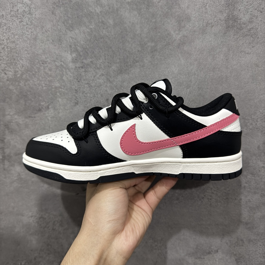图片[2]-【YC版】Nike Dunk Low 黑莓粉黛 黑粉 当极简黑白遇见悸动粉黛，经典轮廓化身甜酷宣言，一抹温柔粉黛跃上Swoosh，如黑莓丛中绽开的绯色浪漫，甜酷交织，瞬间点亮视觉焦点。侧身「Remake」铭刻叛逆诗意，让经典重生为专属你的风格符号。从晨间咖啡馆到霓虹夜街头，以脚步书写浪漫叙事，穿搭自显高级存在感。 货号：BP0518-093 尺码：35.5 36 36.5 37.5 38 38.5 39 40 编码：HXSB310320-选品中心
