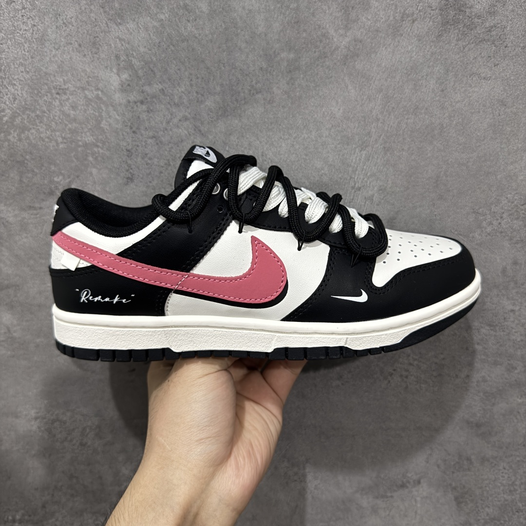 【YC版】Nike Dunk Low 黑莓粉黛 黑粉 当极简黑白遇见悸动粉黛,经典轮廓化身甜酷宣言,一抹温柔粉黛跃上Swoosh,如黑莓丛中绽开的绯色浪漫,甜酷交织,瞬间点亮视觉焦点。侧身「Remake」铭刻叛逆诗意,让经典重生为专属你的风格符号。从晨间咖啡馆到霓虹夜街头,以脚步书写浪漫叙事,穿搭自显高级存在感。 货号:BP0518-093 尺码:35.5 36 36.5 37.5 38 38.5 39 40 编码:HXSB310320-选品中心