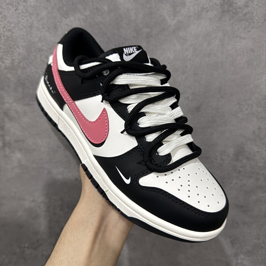 图片[3]-【YC版】Nike Dunk Low 黑莓粉黛 黑粉 当极简黑白遇见悸动粉黛，经典轮廓化身甜酷宣言，一抹温柔粉黛跃上Swoosh，如黑莓丛中绽开的绯色浪漫，甜酷交织，瞬间点亮视觉焦点。侧身「Remake」铭刻叛逆诗意，让经典重生为专属你的风格符号。从晨间咖啡馆到霓虹夜街头，以脚步书写浪漫叙事，穿搭自显高级存在感。 货号：BP0518-093 尺码：35.5 36 36.5 37.5 38 38.5 39 40 编码：HXSB310320-选品中心