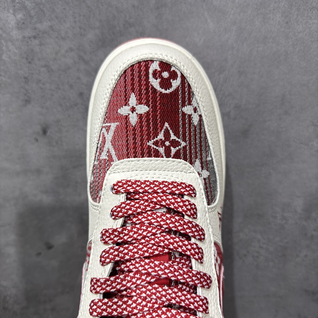 图片[5]-【定制版】Louis Vuitton x Nike Air Force 1 Low 路易威登LV x 耐克 空军一号 低帮 白红牛仔 鞋身整体采用红色牛仔打造搭配米白色皮革框架覆盖层，设计独特且充满时尚感；鞋身两侧Swoosh Logo采用红色牛仔点缀并以银色进行描边，后跟装饰片使用红色牛仔制作，鞋舌标签上以LV字样呈现，后跟Nike Swoosh Logo及Air辅以白色刺绣妆点，后跟印有Louis Vuittonq字样，彰显联名身份；最后以米白色中底搭配红色橡胶外底完善整体设计收尾。 货号：XL1979-109 尺码：36-45带半码 编码：QFB310320-选品中心