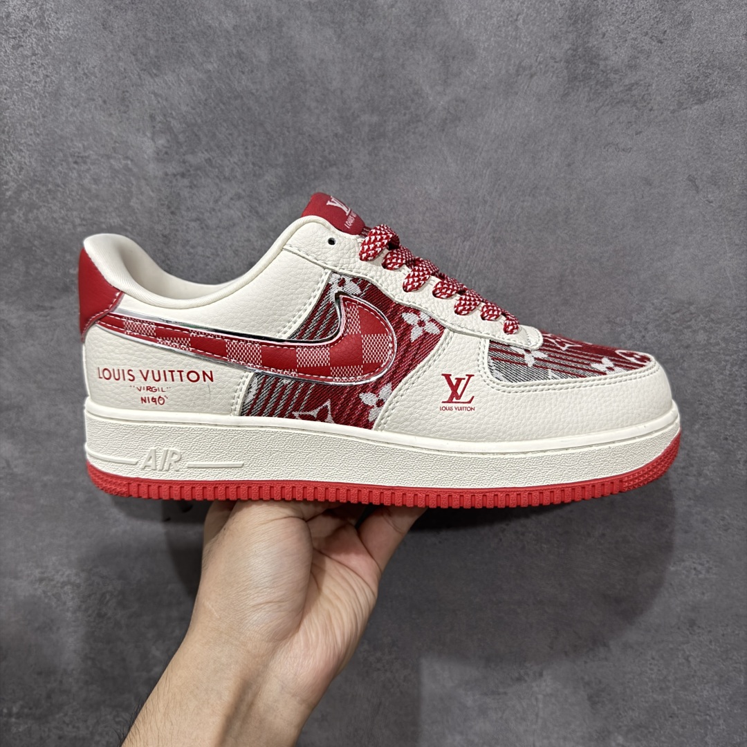【定制版】Louis Vuitton x Nike Air Force 1 Low 路易威登LV x 耐克 空军一号 低帮 白红牛仔 鞋身整体采用红色牛仔打造搭配米白色皮革框架覆盖层,设计独特且充满时尚感;鞋身两侧Swoosh Logo采用红色牛仔点缀并以银色进行描边,后跟装饰片使用红色牛仔制作,鞋舌标签上以LV字样呈现,后跟Nike Swoosh Logo及Air辅以白色刺绣妆点,后跟印有Louis Vuittonq字样,彰显联名身份;最后以米白色中底搭配红色橡胶外底完善整体设计收尾。 货号:XL1979-109 尺码:36-45带半码 编码:QFB310320-选品中心