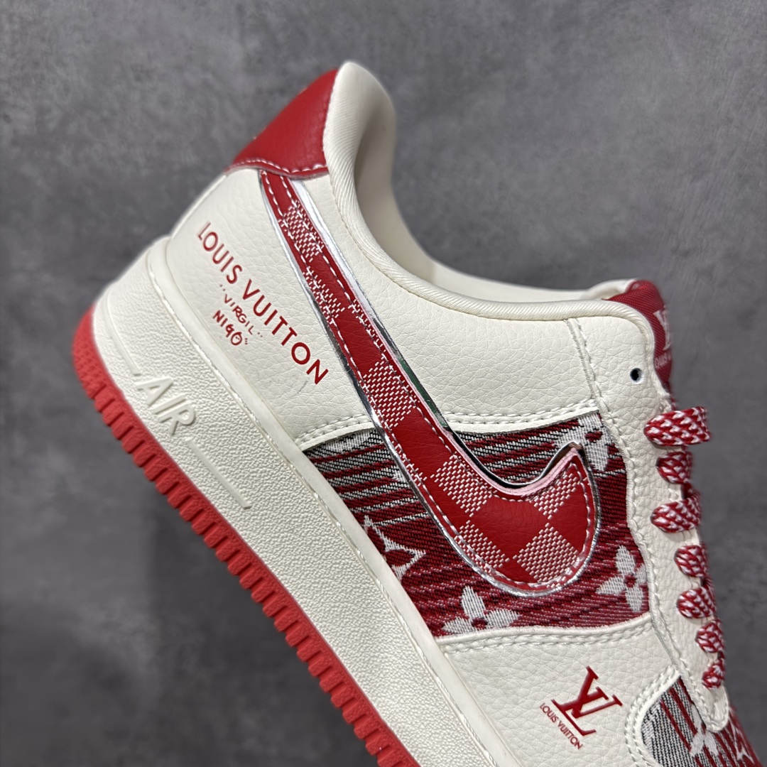 图片[7]-【定制版】Louis Vuitton x Nike Air Force 1 Low 路易威登LV x 耐克 空军一号 低帮 白红牛仔 鞋身整体采用红色牛仔打造搭配米白色皮革框架覆盖层，设计独特且充满时尚感；鞋身两侧Swoosh Logo采用红色牛仔点缀并以银色进行描边，后跟装饰片使用红色牛仔制作，鞋舌标签上以LV字样呈现，后跟Nike Swoosh Logo及Air辅以白色刺绣妆点，后跟印有Louis Vuittonq字样，彰显联名身份；最后以米白色中底搭配红色橡胶外底完善整体设计收尾。 货号：XL1979-109 尺码：36-45带半码 编码：QFB310320-选品中心