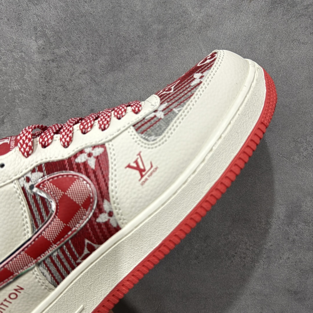 图片[6]-【定制版】Louis Vuitton x Nike Air Force 1 Low 路易威登LV x 耐克 空军一号 低帮 白红牛仔 鞋身整体采用红色牛仔打造搭配米白色皮革框架覆盖层，设计独特且充满时尚感；鞋身两侧Swoosh Logo采用红色牛仔点缀并以银色进行描边，后跟装饰片使用红色牛仔制作，鞋舌标签上以LV字样呈现，后跟Nike Swoosh Logo及Air辅以白色刺绣妆点，后跟印有Louis Vuittonq字样，彰显联名身份；最后以米白色中底搭配红色橡胶外底完善整体设计收尾。 货号：XL1979-109 尺码：36-45带半码 编码：QFB310320-选品中心
