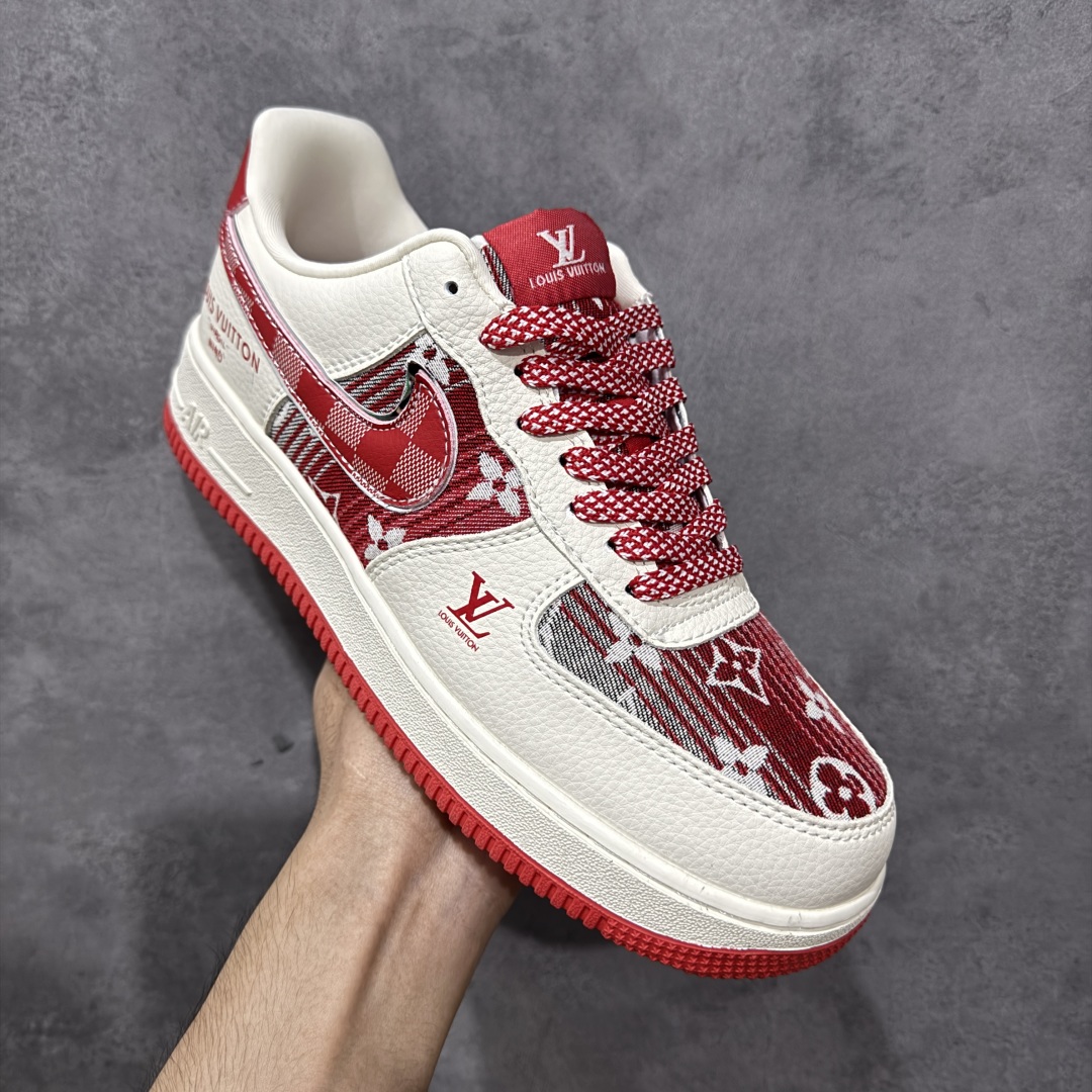 图片[3]-【定制版】Louis Vuitton x Nike Air Force 1 Low 路易威登LV x 耐克 空军一号 低帮 白红牛仔 鞋身整体采用红色牛仔打造搭配米白色皮革框架覆盖层，设计独特且充满时尚感；鞋身两侧Swoosh Logo采用红色牛仔点缀并以银色进行描边，后跟装饰片使用红色牛仔制作，鞋舌标签上以LV字样呈现，后跟Nike Swoosh Logo及Air辅以白色刺绣妆点，后跟印有Louis Vuittonq字样，彰显联名身份；最后以米白色中底搭配红色橡胶外底完善整体设计收尾。 货号：XL1979-109 尺码：36-45带半码 编码：QFB310320-选品中心