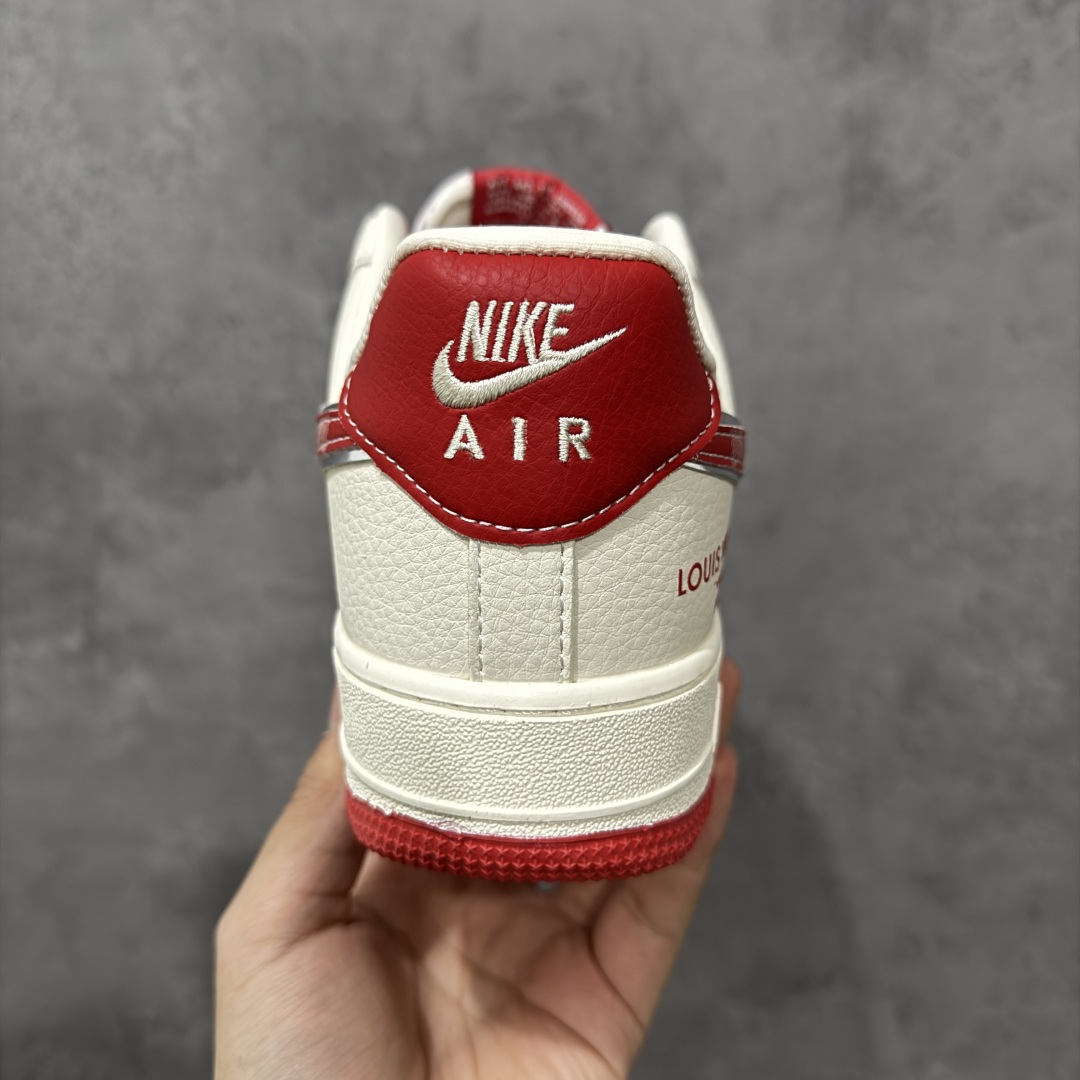 图片[4]-【定制版】Louis Vuitton x Nike Air Force 1 Low 路易威登LV x 耐克 空军一号 低帮 白红牛仔 鞋身整体采用红色牛仔打造搭配米白色皮革框架覆盖层，设计独特且充满时尚感；鞋身两侧Swoosh Logo采用红色牛仔点缀并以银色进行描边，后跟装饰片使用红色牛仔制作，鞋舌标签上以LV字样呈现，后跟Nike Swoosh Logo及Air辅以白色刺绣妆点，后跟印有Louis Vuittonq字样，彰显联名身份；最后以米白色中底搭配红色橡胶外底完善整体设计收尾。 货号：XL1979-109 尺码：36-45带半码 编码：QFB310320-选品中心