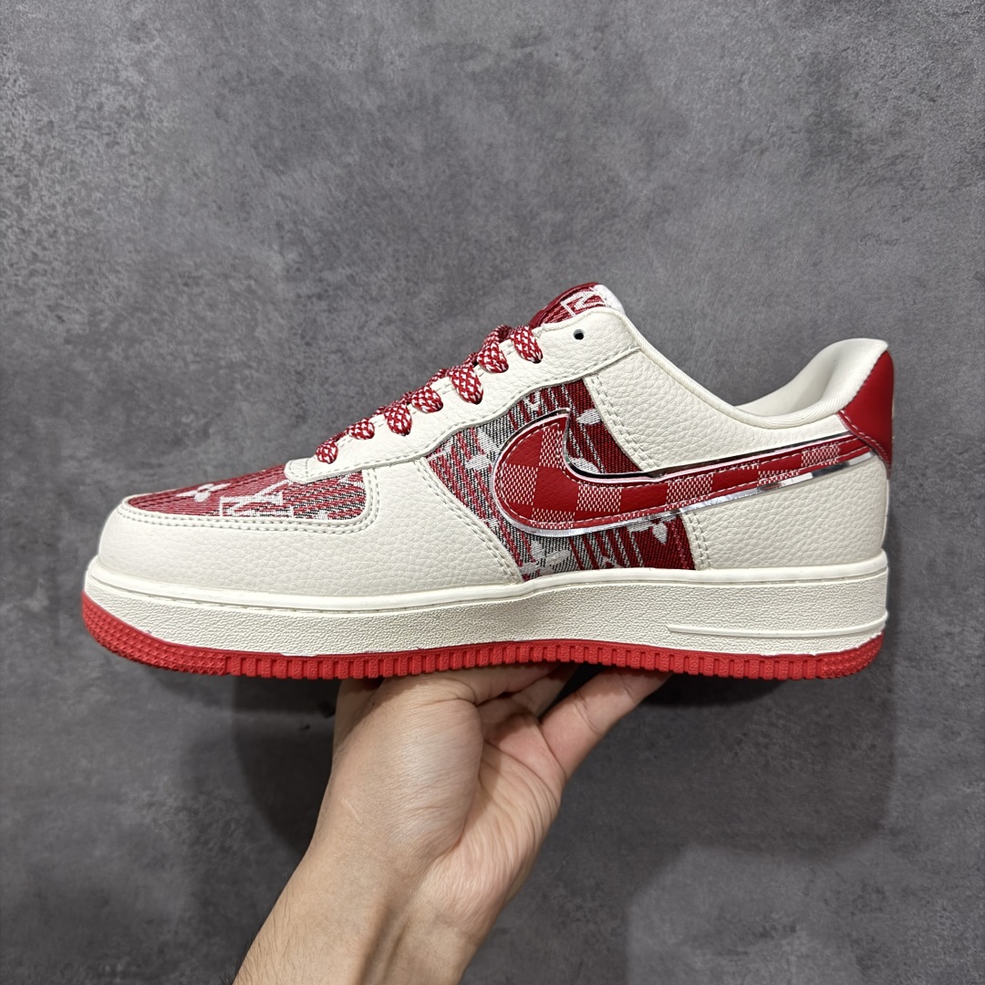 图片[2]-【定制版】Louis Vuitton x Nike Air Force 1 Low 路易威登LV x 耐克 空军一号 低帮 白红牛仔 鞋身整体采用红色牛仔打造搭配米白色皮革框架覆盖层，设计独特且充满时尚感；鞋身两侧Swoosh Logo采用红色牛仔点缀并以银色进行描边，后跟装饰片使用红色牛仔制作，鞋舌标签上以LV字样呈现，后跟Nike Swoosh Logo及Air辅以白色刺绣妆点，后跟印有Louis Vuittonq字样，彰显联名身份；最后以米白色中底搭配红色橡胶外底完善整体设计收尾。 货号：XL1979-109 尺码：36-45带半码 编码：QFB310320-选品中心
