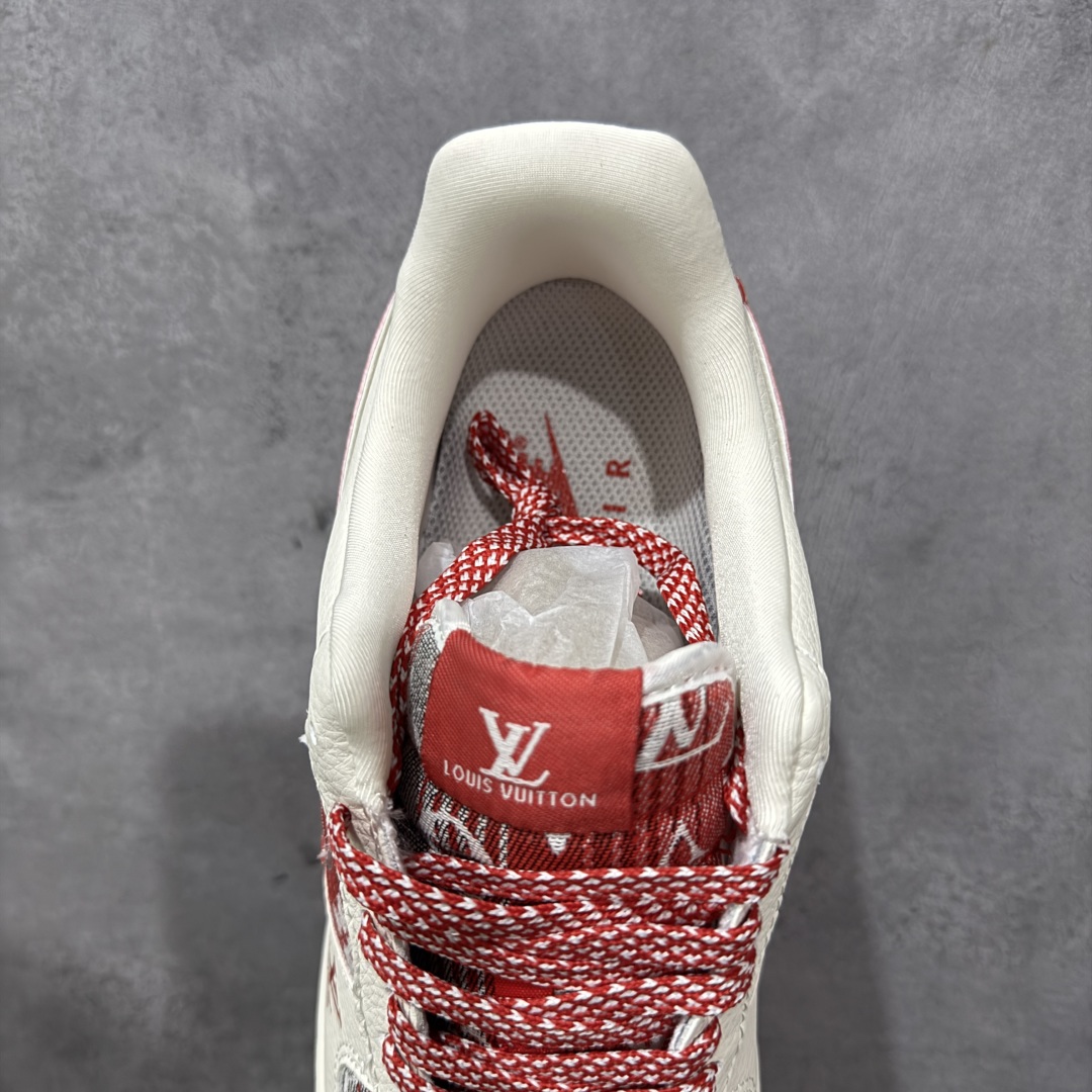 图片[8]-【定制版】Louis Vuitton x Nike Air Force 1 Low 路易威登LV x 耐克 空军一号 低帮 白红牛仔 鞋身整体采用红色牛仔打造搭配米白色皮革框架覆盖层，设计独特且充满时尚感；鞋身两侧Swoosh Logo采用红色牛仔点缀并以银色进行描边，后跟装饰片使用红色牛仔制作，鞋舌标签上以LV字样呈现，后跟Nike Swoosh Logo及Air辅以白色刺绣妆点，后跟印有Louis Vuittonq字样，彰显联名身份；最后以米白色中底搭配红色橡胶外底完善整体设计收尾。 货号：XL1979-109 尺码：36-45带半码 编码：QFB310320-选品中心