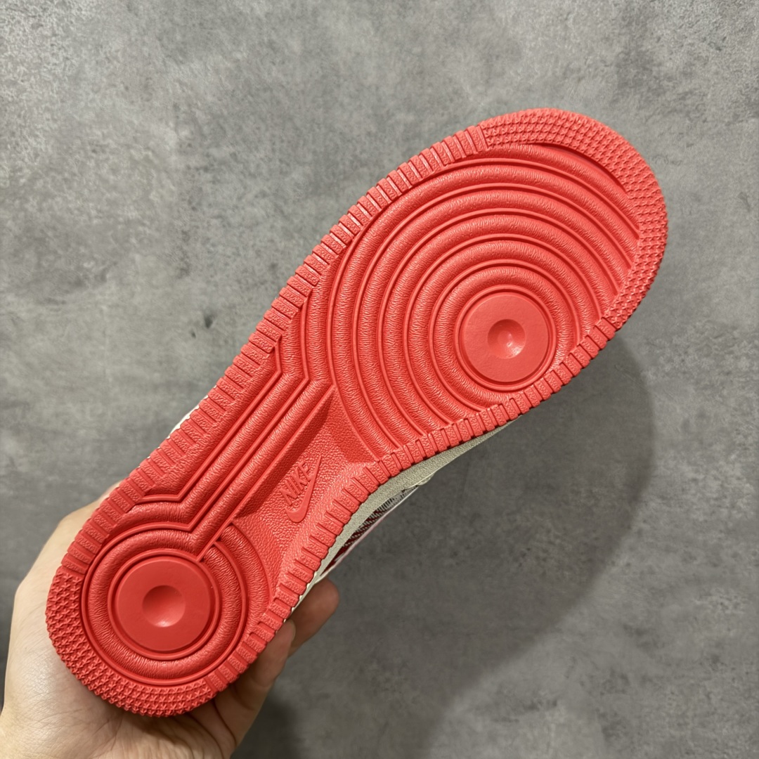 图片[9]-【定制版】Louis Vuitton x Nike Air Force 1 Low 路易威登LV x 耐克 空军一号 低帮 白红牛仔 鞋身整体采用红色牛仔打造搭配米白色皮革框架覆盖层，设计独特且充满时尚感；鞋身两侧Swoosh Logo采用红色牛仔点缀并以银色进行描边，后跟装饰片使用红色牛仔制作，鞋舌标签上以LV字样呈现，后跟Nike Swoosh Logo及Air辅以白色刺绣妆点，后跟印有Louis Vuittonq字样，彰显联名身份；最后以米白色中底搭配红色橡胶外底完善整体设计收尾。 货号：XL1979-109 尺码：36-45带半码 编码：QFB310320-选品中心