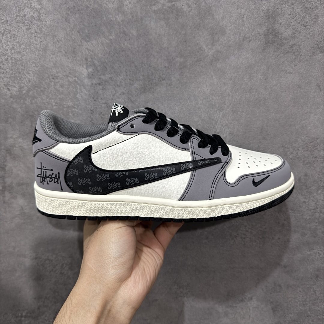 【定制版】Stussy x Travis Scott x Air Jordan 1 Low 斯图西 x AJ1 低帮 灰白黑倒勾联名 AJ1 乔丹1代 aj1 乔1 低邦 灰白黑倒勾联名 乔丹篮球鞋系列 鞋身整体以米白色皮革打造,搭配灰色框架覆盖层,标志性的反钩Swoosh Logo采用黑色呈现,内侧辅以灰色Swoosh Logo点缀,鞋舌等多处TS标志性元素均得以保留;鞋舌绣标上以Stussy字样呈现,鞋头处迷你Nike Swoosh Logo以黑色刺绣妆点,后跟Wings Logo采用黑色缝线打造,后跟侧下方印有Stussyq字样,彰显联名身份;最后以米白色中底搭配黑色橡胶外底完善整体设计收尾。 货号:XD1568-109 尺码:36 36.5 37.5 38 38.5 39 40 40.5 41 42 42.5 43 44 44.5 45 编码:QFB280260-选品中心