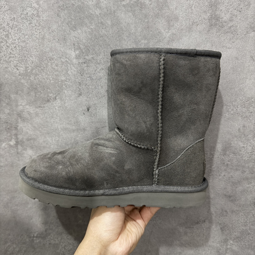 图片[2]-【顶级Y版】UGG 6223 中筒 经典秋冬羊皮毛一体雪地靴 小土豆 桑坡大厂直供 拒绝高利润 区别杀猪版本 隆丰A级澳洲进口羊皮毛一体 完全遵循ZP工艺流程 代工厂原厂版师 秉承无原鞋不开发选择 注重每一处细节 市面最正版型 TREADLITE\”轻翼\”科技外底 轻便/耐用/柔韧/桩型 翻毛皮鞋面 细腻亲肤再生聚酯纤维滚边 舒适易打理 保暖性佳 UGG plush™ 里衬和内底 茸软亲肤 舒适暖足 经典鞋型搭配轻盈厚底 稳稳拿捏秋冬出街时髦造型 Treadlite by UGG 轻翼大底 轻盈缓震 为双足减负 舒适轻便 助你轻松畅玩整天 尺码：35 36 37 38 39 40-选品中心