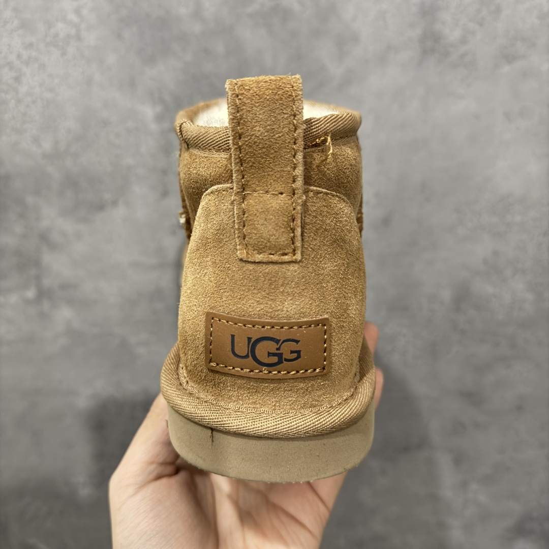 图片[4]-【顶级Y版】UGG 7391经典秋冬羊皮毛一体雪地靴 mini男鞋 桑坡大厂直供 拒绝高利润 区别杀猪版本 隆丰A级澳洲进口羊皮毛一体 完全遵循ZP工艺流程 代工厂原厂版师 秉承无原鞋不开发选择 注重每一处细节 市面最正版型 TREADLITE\”轻翼\”科技外底 轻便/耐用/柔韧/桩型 翻毛皮鞋面 细腻亲肤再生聚酯纤维滚边 舒适易打理 保暖性佳 UGG plush™ 里衬和内底 茸软亲肤 舒适暖足 经典鞋型搭配轻盈厚底 稳稳拿捏秋冬出街时髦造型 Treadlite by UGG 轻翼大底 轻盈缓震 为双足减负 舒适轻便 助你轻松畅玩整天 尺码：40 41 42 434 44 45-选品中心