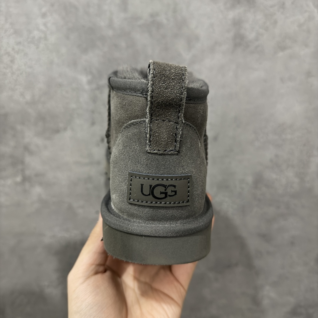 图片[4]-【顶级Y版】UGG 7391经典秋冬羊皮毛一体雪地靴 mini男鞋 桑坡大厂直供 拒绝高利润 区别杀猪版本 隆丰A级澳洲进口羊皮毛一体 完全遵循ZP工艺流程 代工厂原厂版师 秉承无原鞋不开发选择 注重每一处细节 市面最正版型 TREADLITE\”轻翼\”科技外底 轻便/耐用/柔韧/桩型 翻毛皮鞋面 细腻亲肤再生聚酯纤维滚边 舒适易打理 保暖性佳 UGG plush™ 里衬和内底 茸软亲肤 舒适暖足 经典鞋型搭配轻盈厚底 稳稳拿捏秋冬出街时髦造型 Treadlite by UGG 轻翼大底 轻盈缓震 为双足减负 舒适轻便 助你轻松畅玩整天 尺码：40 41 42 434 44 45-选品中心