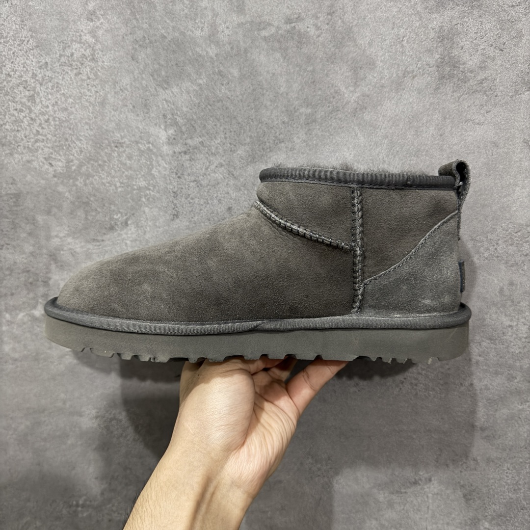 图片[2]-【顶级Y版】UGG 7391经典秋冬羊皮毛一体雪地靴 mini男鞋 桑坡大厂直供 拒绝高利润 区别杀猪版本 隆丰A级澳洲进口羊皮毛一体 完全遵循ZP工艺流程 代工厂原厂版师 秉承无原鞋不开发选择 注重每一处细节 市面最正版型 TREADLITE\”轻翼\”科技外底 轻便/耐用/柔韧/桩型 翻毛皮鞋面 细腻亲肤再生聚酯纤维滚边 舒适易打理 保暖性佳 UGG plush™ 里衬和内底 茸软亲肤 舒适暖足 经典鞋型搭配轻盈厚底 稳稳拿捏秋冬出街时髦造型 Treadlite by UGG 轻翼大底 轻盈缓震 为双足减负 舒适轻便 助你轻松畅玩整天 尺码：40 41 42 434 44 45-选品中心