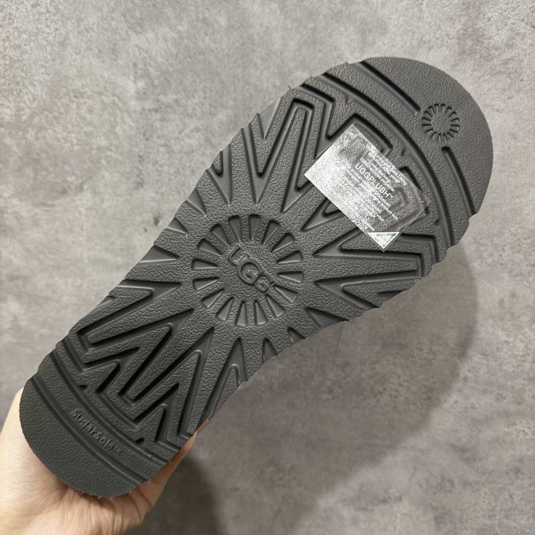 图片[9]-【顶级Y版】UGG 7391经典秋冬羊皮毛一体雪地靴 mini男鞋 桑坡大厂直供 拒绝高利润 区别杀猪版本 隆丰A级澳洲进口羊皮毛一体 完全遵循ZP工艺流程 代工厂原厂版师 秉承无原鞋不开发选择 注重每一处细节 市面最正版型 TREADLITE\”轻翼\”科技外底 轻便/耐用/柔韧/桩型 翻毛皮鞋面 细腻亲肤再生聚酯纤维滚边 舒适易打理 保暖性佳 UGG plush™ 里衬和内底 茸软亲肤 舒适暖足 经典鞋型搭配轻盈厚底 稳稳拿捏秋冬出街时髦造型 Treadlite by UGG 轻翼大底 轻盈缓震 为双足减负 舒适轻便 助你轻松畅玩整天 尺码：40 41 42 434 44 45-选品中心