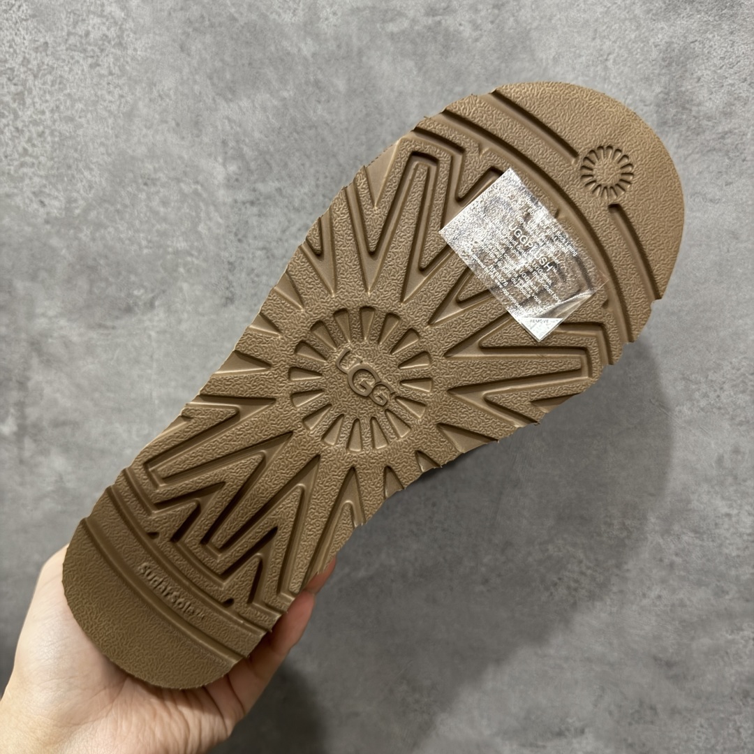 图片[9]-【顶级Y版】UGG 7391经典秋冬羊皮毛一体雪地靴 mini男鞋 桑坡大厂直供 拒绝高利润 区别杀猪版本 隆丰A级澳洲进口羊皮毛一体 完全遵循ZP工艺流程 代工厂原厂版师 秉承无原鞋不开发选择 注重每一处细节 市面最正版型 TREADLITE\”轻翼\”科技外底 轻便/耐用/柔韧/桩型 翻毛皮鞋面 细腻亲肤再生聚酯纤维滚边 舒适易打理 保暖性佳 UGG plush™ 里衬和内底 茸软亲肤 舒适暖足 经典鞋型搭配轻盈厚底 稳稳拿捏秋冬出街时髦造型 Treadlite by UGG 轻翼大底 轻盈缓震 为双足减负 舒适轻便 助你轻松畅玩整天 尺码：40 41 42 434 44 45-选品中心
