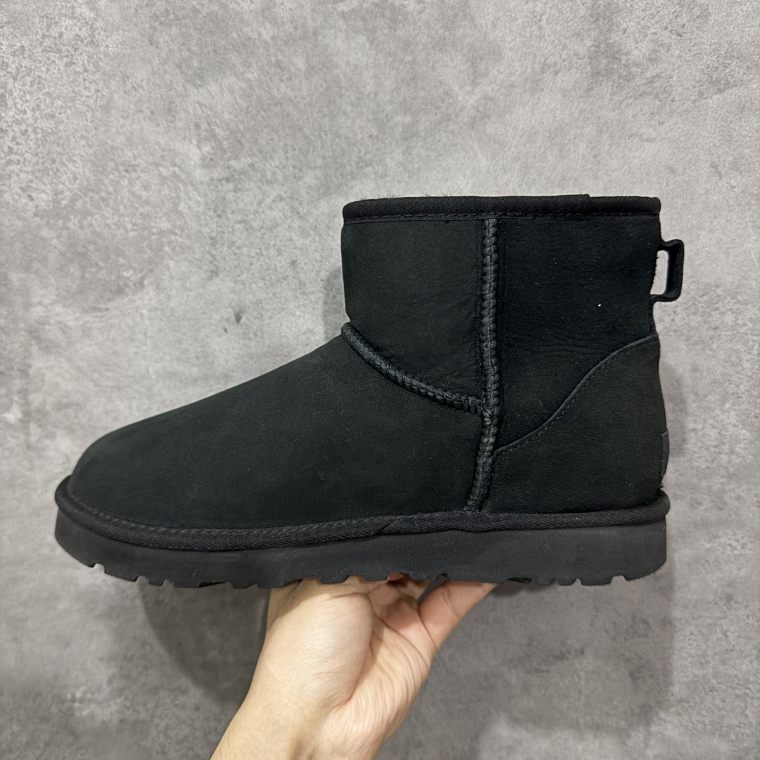 图片[2]-【顶级Y版】UGG 2072经典秋冬羊皮毛一体雪地靴 短筒男鞋 桑坡大厂直供 拒绝高利润 区别杀猪版本 隆丰A级澳洲进口羊皮毛一体 完全遵循ZP工艺流程 代工厂原厂版师 秉承无原鞋不开发选择 注重每一处细节 市面最正版型 TREADLITE\”轻翼\”科技外底 轻便/耐用/柔韧/桩型 翻毛皮鞋面 细腻亲肤再生聚酯纤维滚边 舒适易打理 保暖性佳 UGG plush™ 里衬和内底 茸软亲肤 舒适暖足 经典鞋型搭配轻盈厚底 稳稳拿捏秋冬出街时髦造型 Treadlite by UGG 轻翼大底 轻盈缓震 为双足减负 舒适轻便 助你轻松畅玩整天 尺码：40 41 42 434 44 45-选品中心