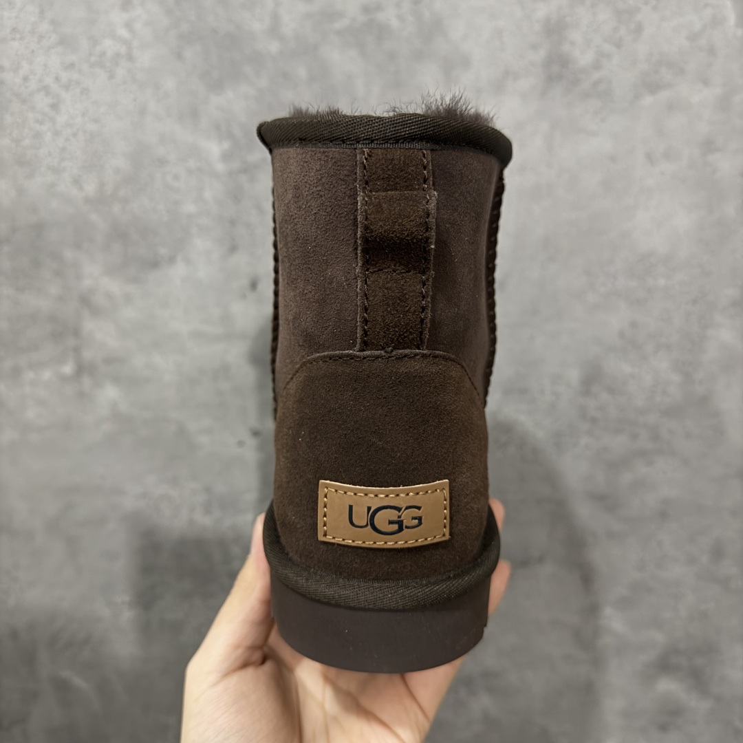 图片[4]-【顶级Y版】UGG 2072经典秋冬羊皮毛一体雪地靴 短筒男鞋 桑坡大厂直供 拒绝高利润 区别杀猪版本 隆丰A级澳洲进口羊皮毛一体 完全遵循ZP工艺流程 代工厂原厂版师 秉承无原鞋不开发选择 注重每一处细节 市面最正版型 TREADLITE\”轻翼\”科技外底 轻便/耐用/柔韧/桩型 翻毛皮鞋面 细腻亲肤再生聚酯纤维滚边 舒适易打理 保暖性佳 UGG plush™ 里衬和内底 茸软亲肤 舒适暖足 经典鞋型搭配轻盈厚底 稳稳拿捏秋冬出街时髦造型 Treadlite by UGG 轻翼大底 轻盈缓震 为双足减负 舒适轻便 助你轻松畅玩整天 尺码：40 41 42 434 44 45-选品中心