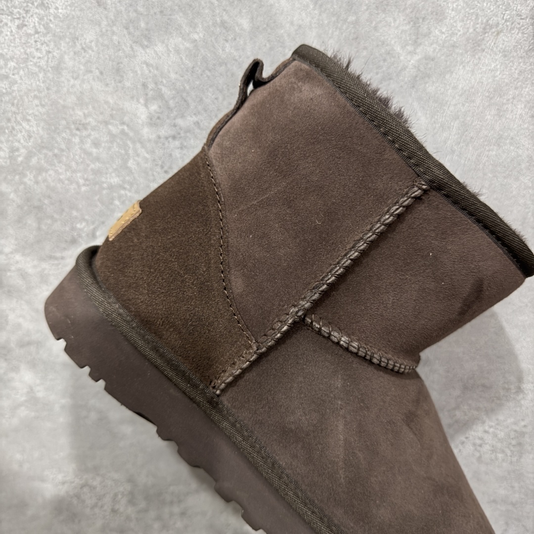 图片[7]-【顶级Y版】UGG 2072经典秋冬羊皮毛一体雪地靴 短筒男鞋 桑坡大厂直供 拒绝高利润 区别杀猪版本 隆丰A级澳洲进口羊皮毛一体 完全遵循ZP工艺流程 代工厂原厂版师 秉承无原鞋不开发选择 注重每一处细节 市面最正版型 TREADLITE\”轻翼\”科技外底 轻便/耐用/柔韧/桩型 翻毛皮鞋面 细腻亲肤再生聚酯纤维滚边 舒适易打理 保暖性佳 UGG plush™ 里衬和内底 茸软亲肤 舒适暖足 经典鞋型搭配轻盈厚底 稳稳拿捏秋冬出街时髦造型 Treadlite by UGG 轻翼大底 轻盈缓震 为双足减负 舒适轻便 助你轻松畅玩整天 尺码：40 41 42 434 44 45-选品中心
