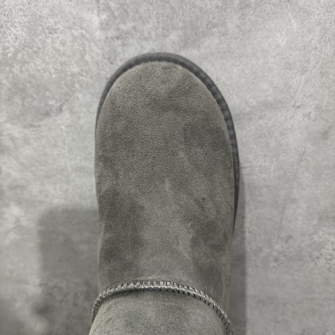 图片[5]-【顶级Y版】UGG 2072经典秋冬羊皮毛一体雪地靴 短筒男鞋 桑坡大厂直供 拒绝高利润 区别杀猪版本 隆丰A级澳洲进口羊皮毛一体 完全遵循ZP工艺流程 代工厂原厂版师 秉承无原鞋不开发选择 注重每一处细节 市面最正版型 TREADLITE\”轻翼\”科技外底 轻便/耐用/柔韧/桩型 翻毛皮鞋面 细腻亲肤再生聚酯纤维滚边 舒适易打理 保暖性佳 UGG plush™ 里衬和内底 茸软亲肤 舒适暖足 经典鞋型搭配轻盈厚底 稳稳拿捏秋冬出街时髦造型 Treadlite by UGG 轻翼大底 轻盈缓震 为双足减负 舒适轻便 助你轻松畅玩整天 尺码：40 41 42 434 44 45-选品中心