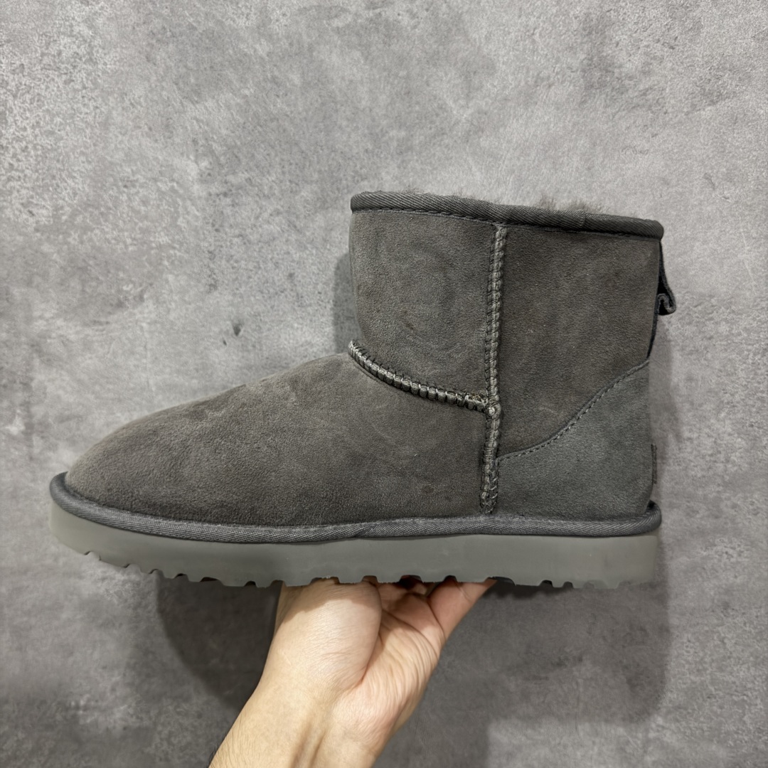 图片[2]-【顶级Y版】UGG 2072经典秋冬羊皮毛一体雪地靴 短筒男鞋 桑坡大厂直供 拒绝高利润 区别杀猪版本 隆丰A级澳洲进口羊皮毛一体 完全遵循ZP工艺流程 代工厂原厂版师 秉承无原鞋不开发选择 注重每一处细节 市面最正版型 TREADLITE\”轻翼\”科技外底 轻便/耐用/柔韧/桩型 翻毛皮鞋面 细腻亲肤再生聚酯纤维滚边 舒适易打理 保暖性佳 UGG plush™ 里衬和内底 茸软亲肤 舒适暖足 经典鞋型搭配轻盈厚底 稳稳拿捏秋冬出街时髦造型 Treadlite by UGG 轻翼大底 轻盈缓震 为双足减负 舒适轻便 助你轻松畅玩整天 尺码：40 41 42 434 44 45-选品中心