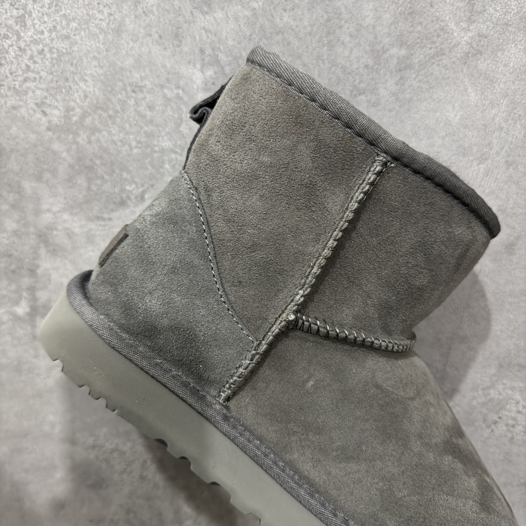 图片[7]-【顶级Y版】UGG 2072经典秋冬羊皮毛一体雪地靴 短筒男鞋 桑坡大厂直供 拒绝高利润 区别杀猪版本 隆丰A级澳洲进口羊皮毛一体 完全遵循ZP工艺流程 代工厂原厂版师 秉承无原鞋不开发选择 注重每一处细节 市面最正版型 TREADLITE\”轻翼\”科技外底 轻便/耐用/柔韧/桩型 翻毛皮鞋面 细腻亲肤再生聚酯纤维滚边 舒适易打理 保暖性佳 UGG plush™ 里衬和内底 茸软亲肤 舒适暖足 经典鞋型搭配轻盈厚底 稳稳拿捏秋冬出街时髦造型 Treadlite by UGG 轻翼大底 轻盈缓震 为双足减负 舒适轻便 助你轻松畅玩整天 尺码：40 41 42 434 44 45-选品中心
